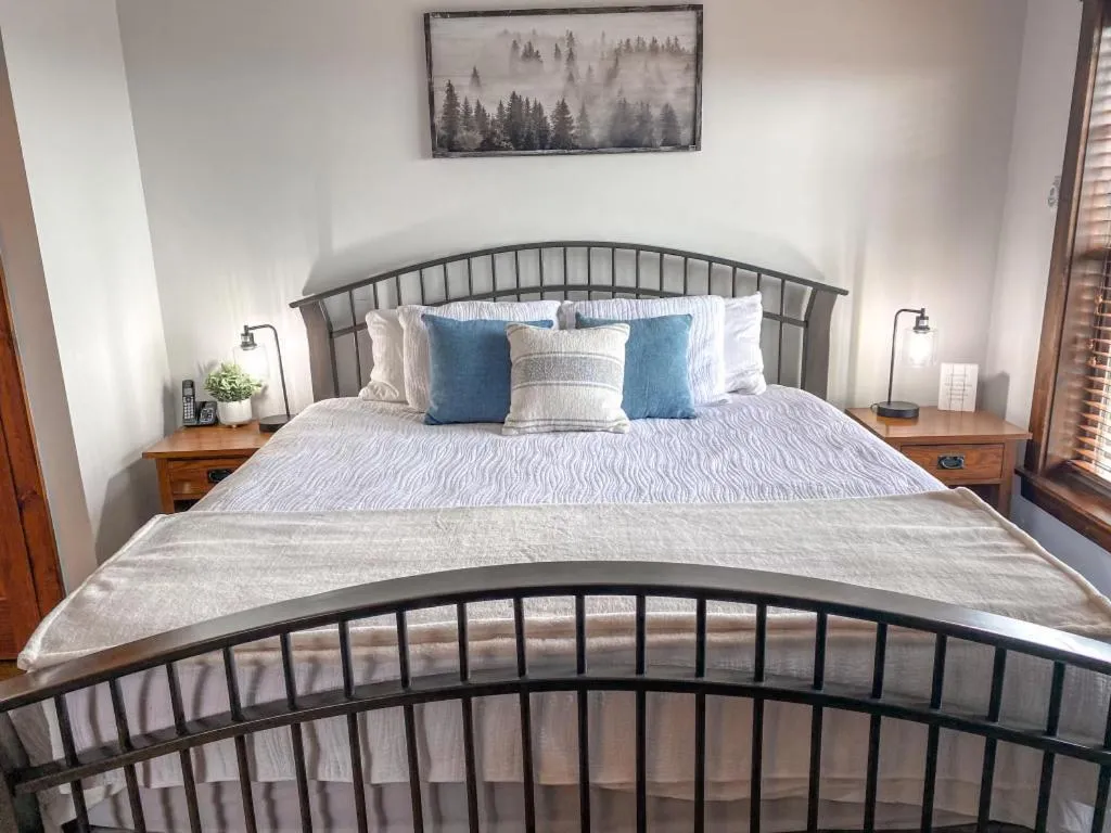 Bedroom, Bed in Remodeled Ski In-Out - 305 Soaring Eagle - Luxury!