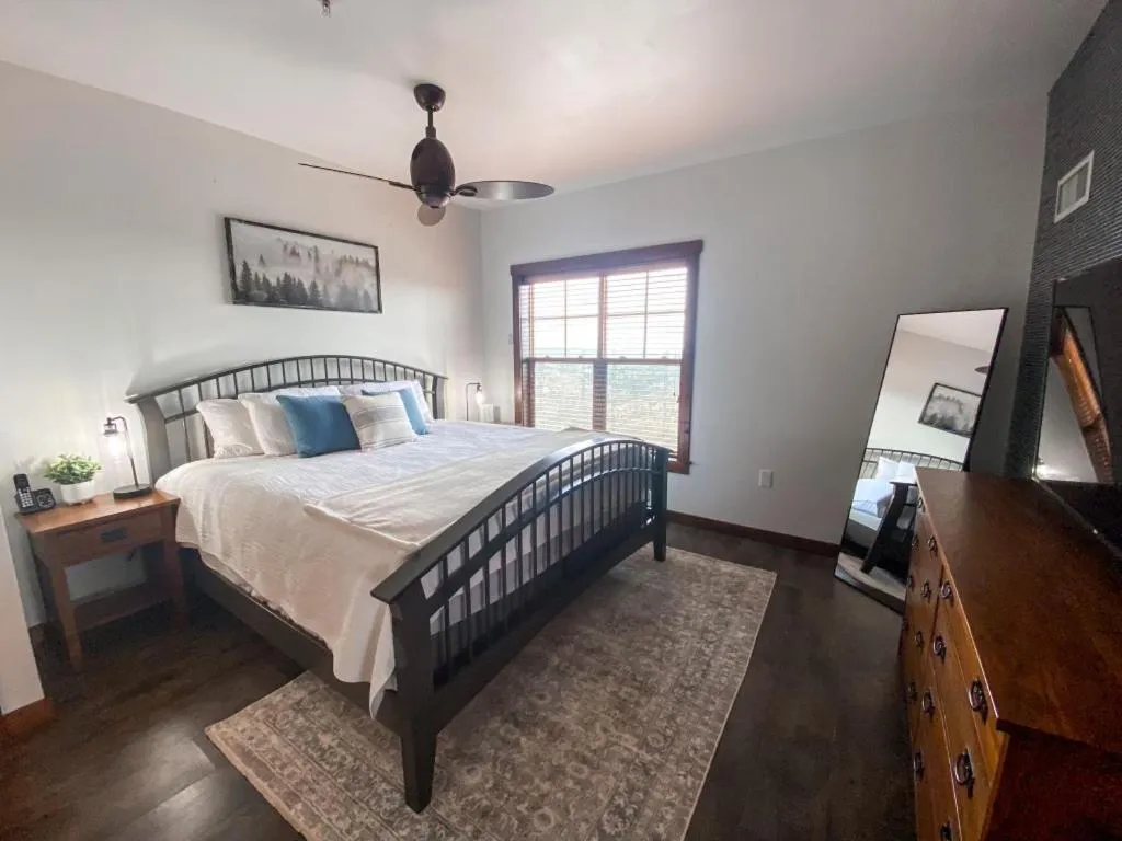 Bedroom, Bed in Remodeled Ski In-Out - 305 Soaring Eagle - Luxury!