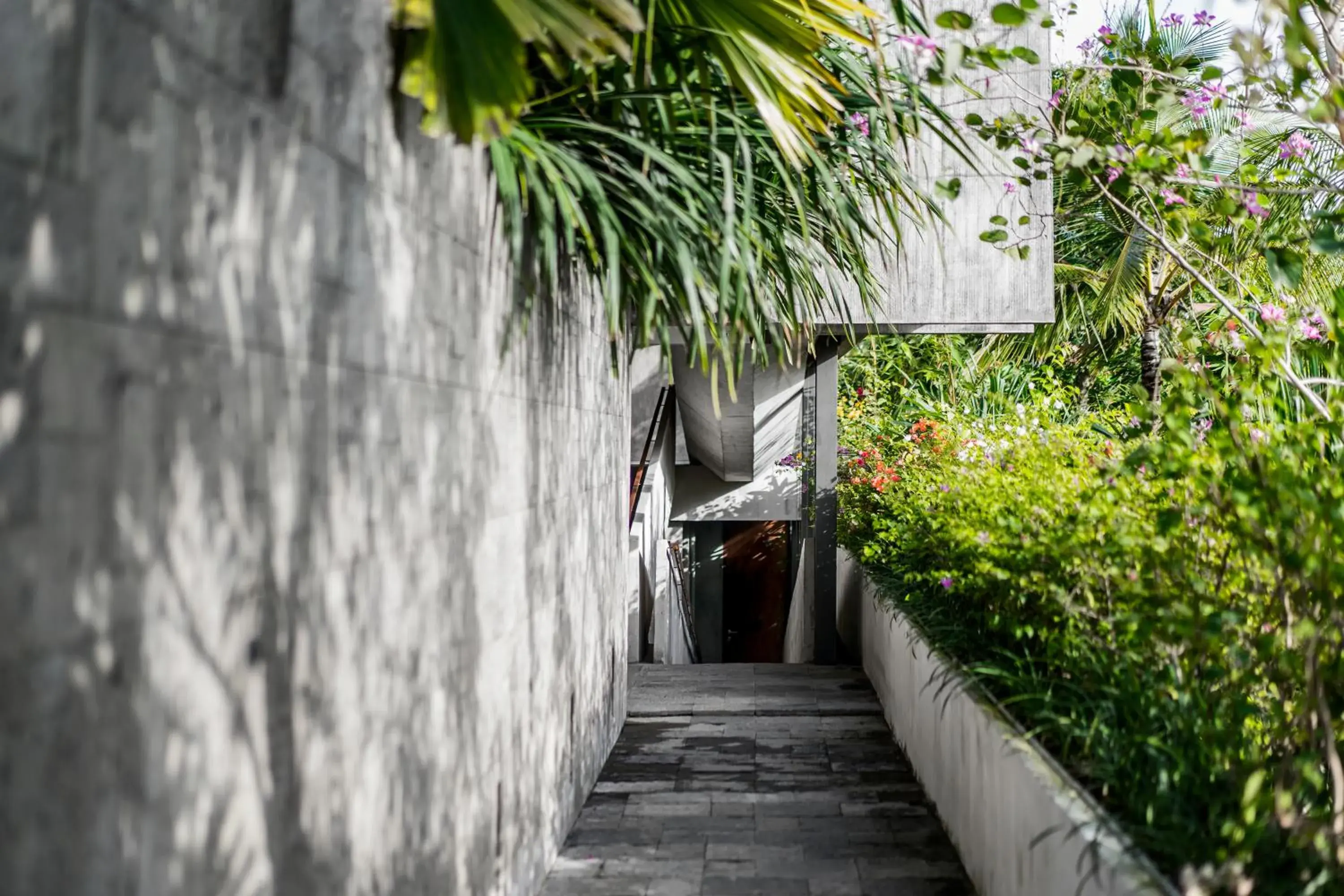 Facade/entrance in Blossom Eco Luxe Villas by Ekosistem Facade/entrance in Blossom Eco Luxe Villas by Ekosistem