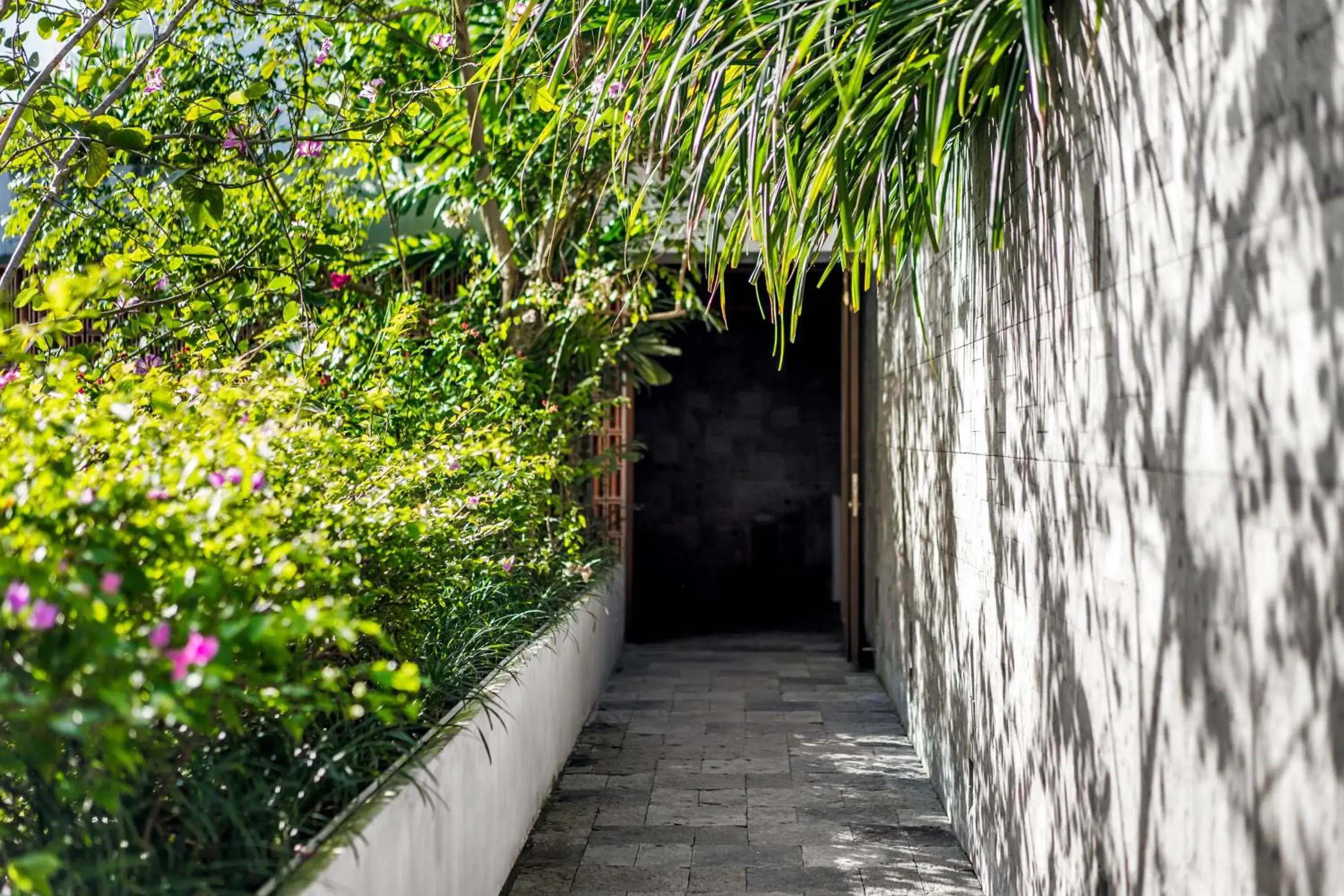 Facade/entrance in Blossom Eco Luxe Villas by Ekosistem Facade/entrance in Blossom Eco Luxe Villas by Ekosistem