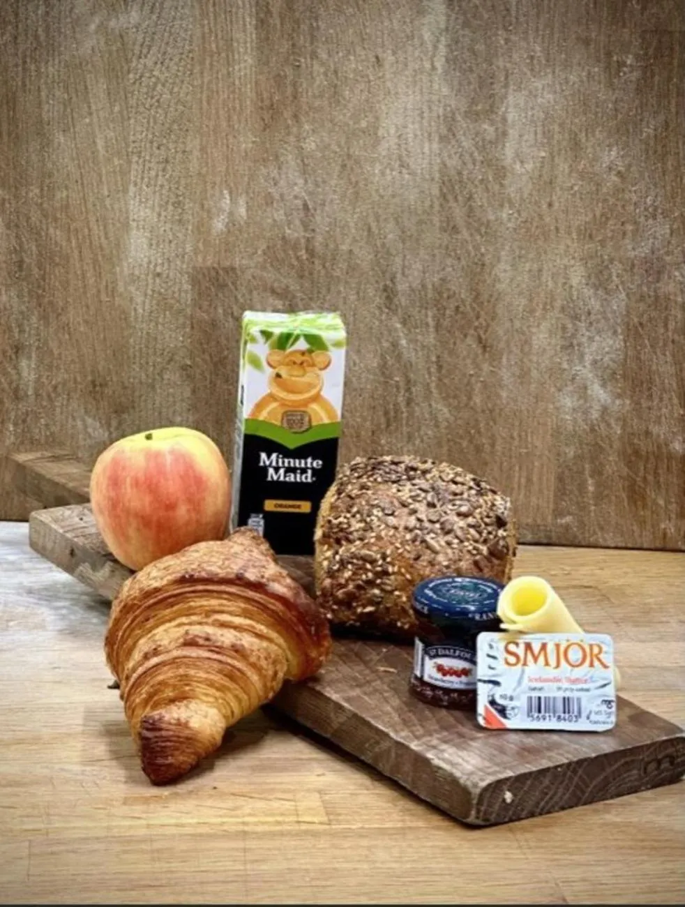 Breakfast in Day Dream Soleyjargata Rooms & Apartments