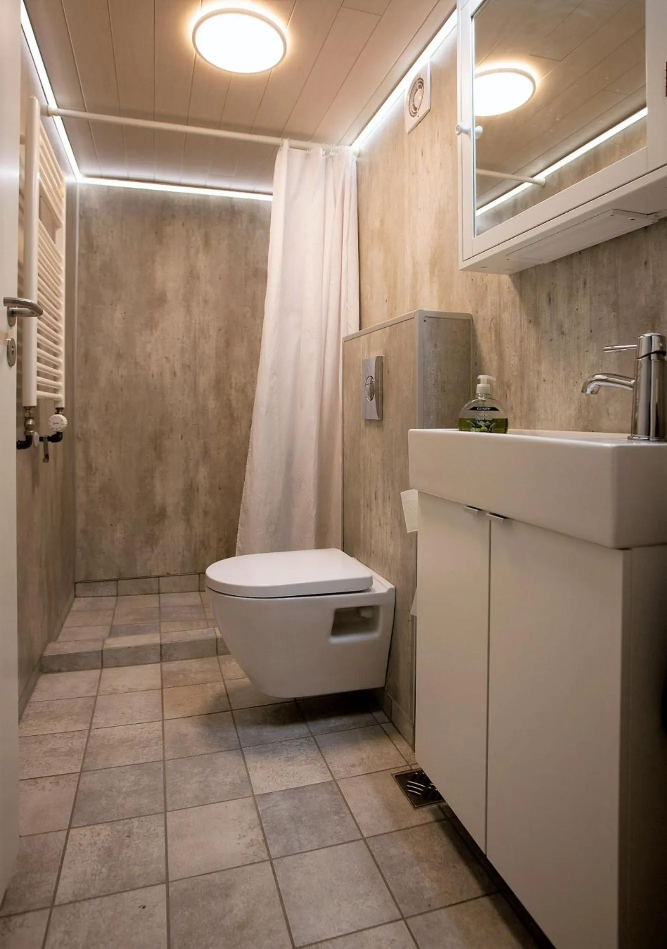 Bathroom in Day Dream Soleyjargata Rooms & Apartments