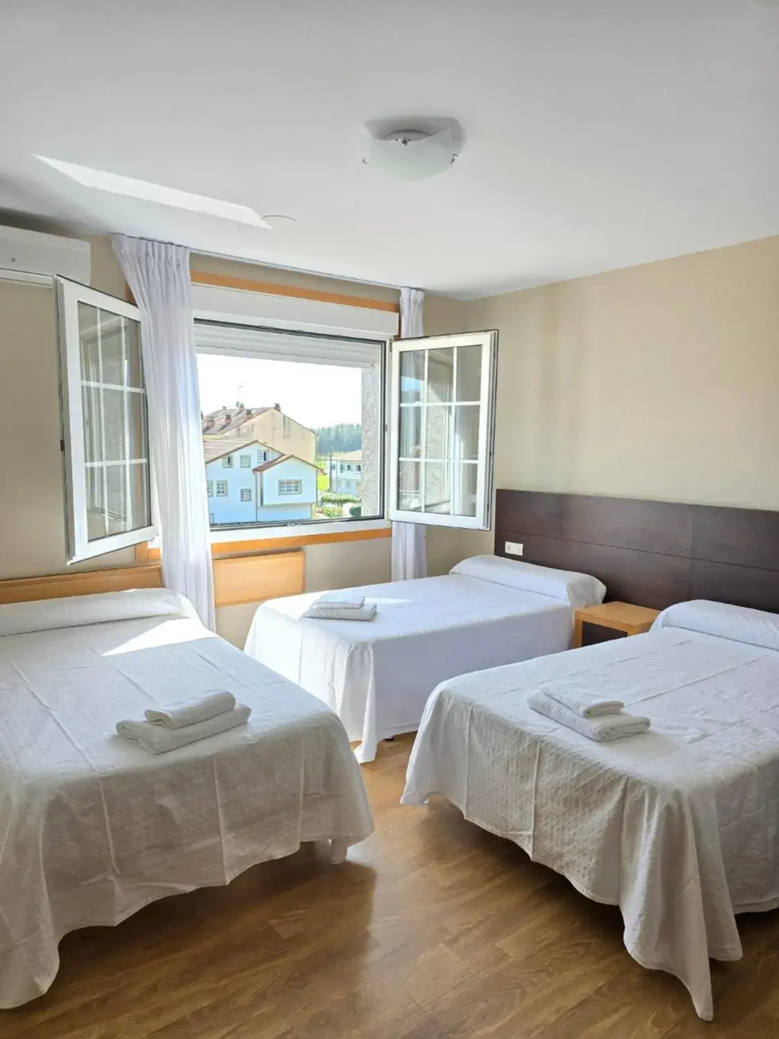 Triple Room with Private Bathroom in Pensión Pedrouzo Triple Room with Private Bathroom in Pensión Pedrouzo