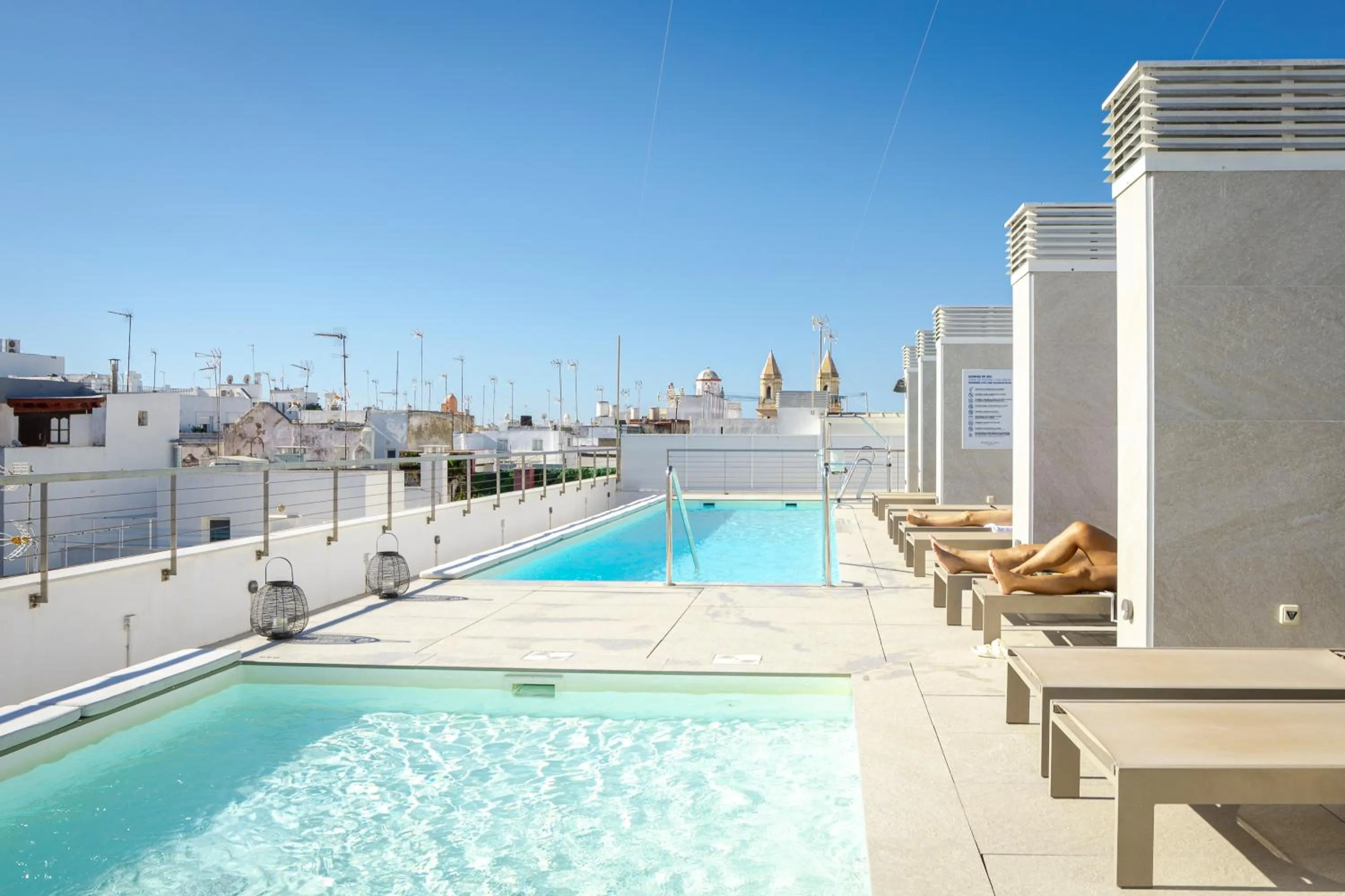 Swimming pool in Goodnight Cádiz Apartments