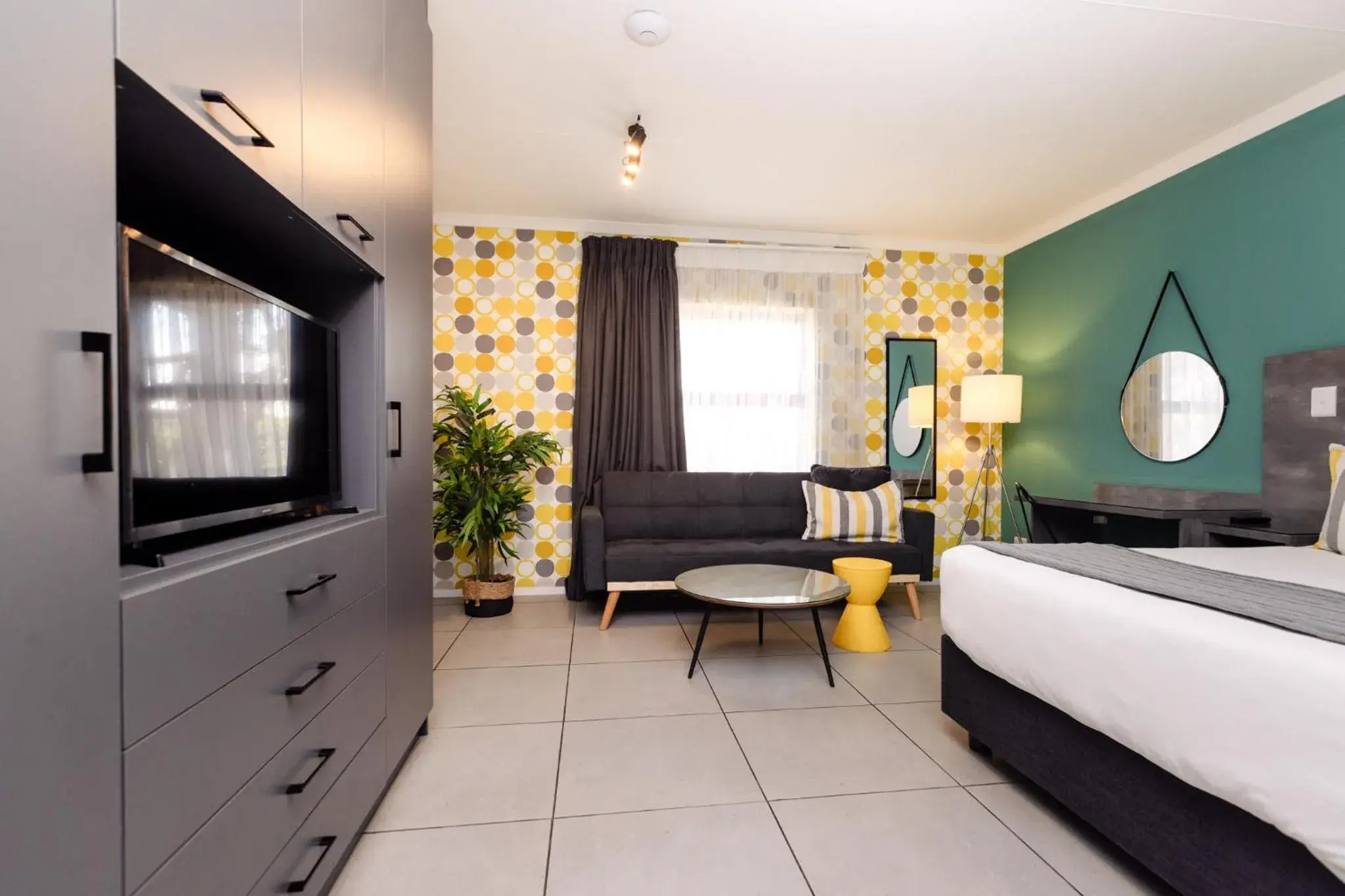 Deluxe Queen Suite in MINT Express Melrose View Deluxe Queen Suite in MINT Express Melrose View