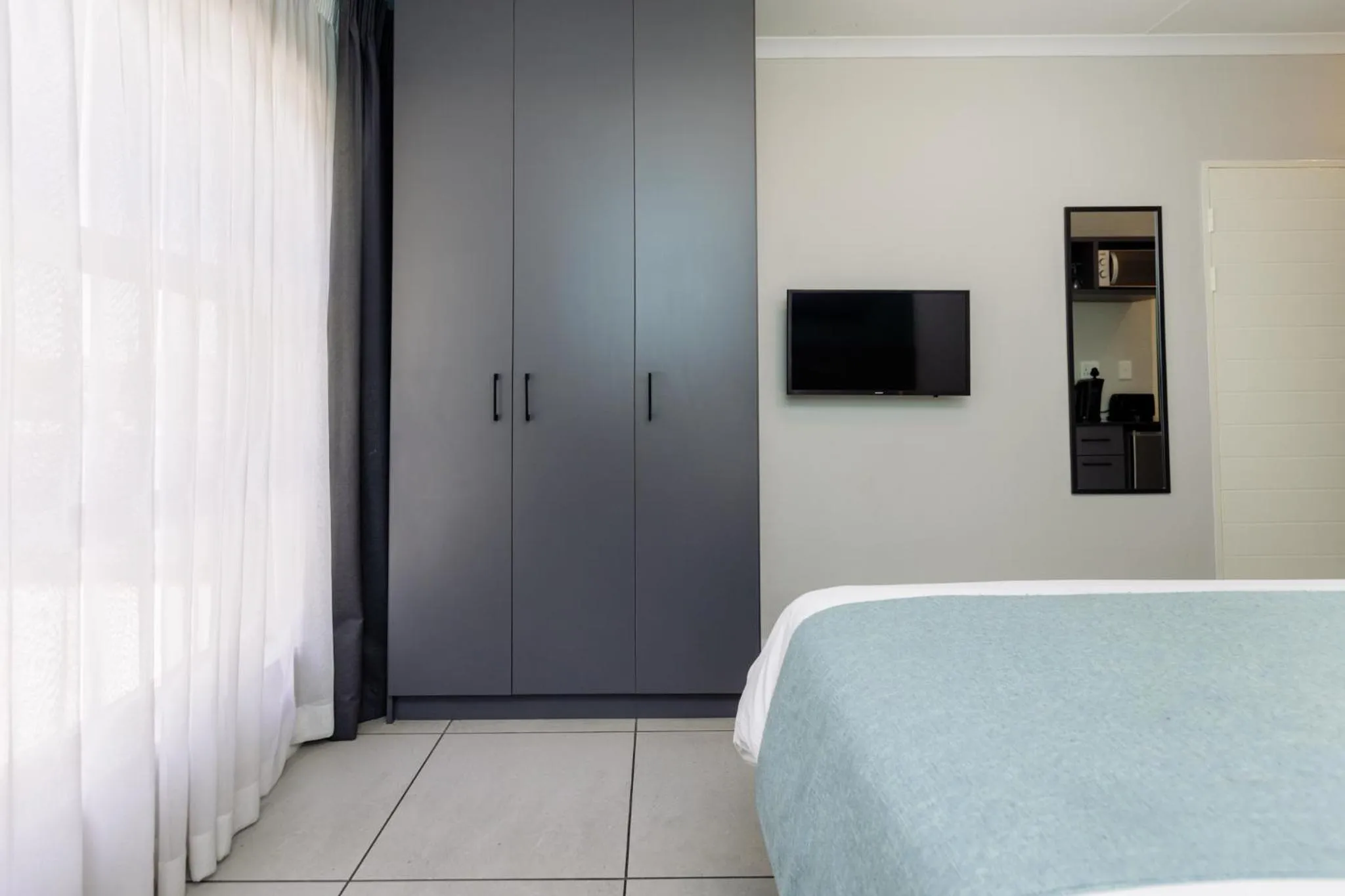 wardrobe, Bed in MINT Express Melrose View