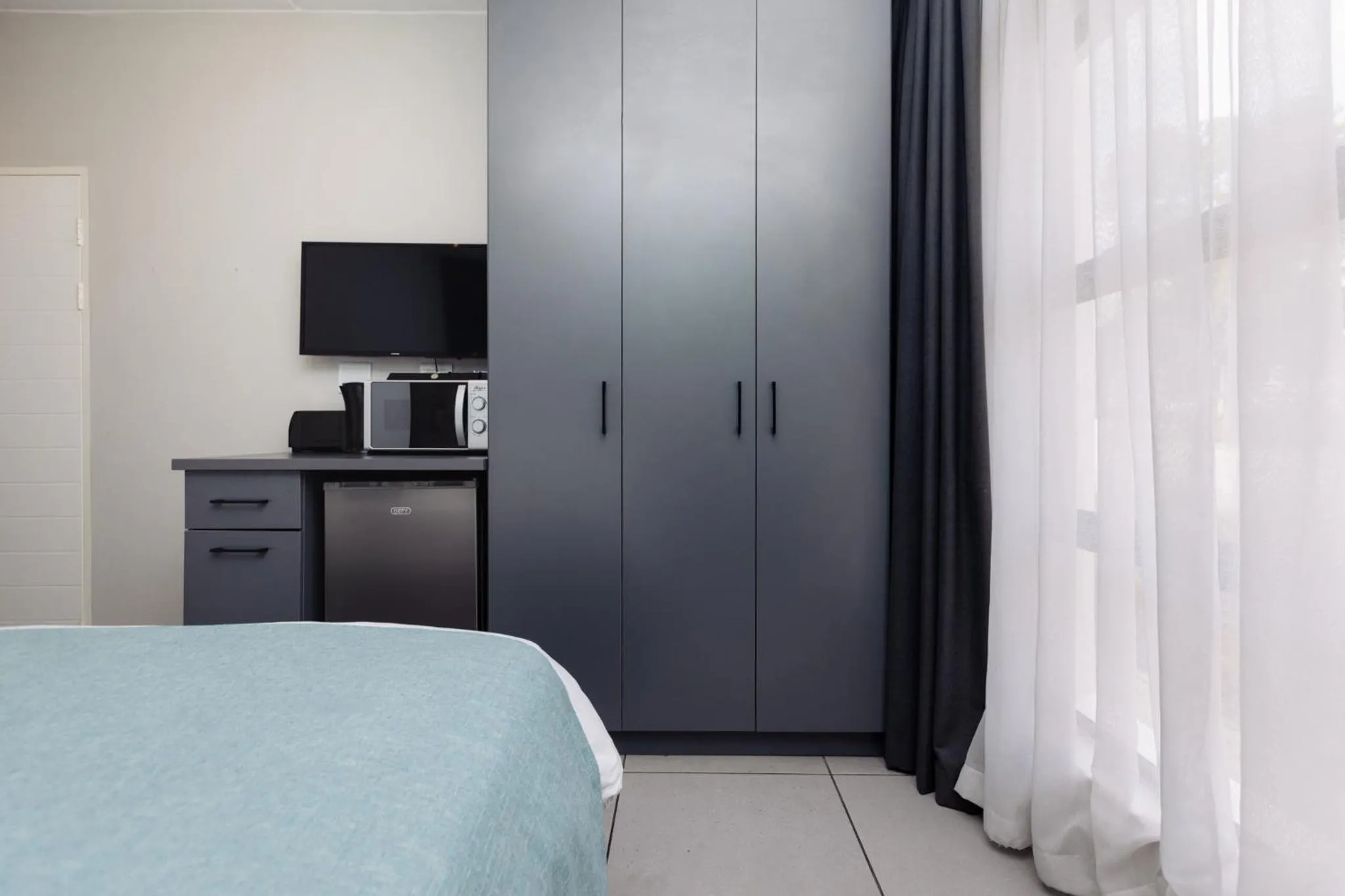 wardrobe, Bed in MINT Express Melrose View