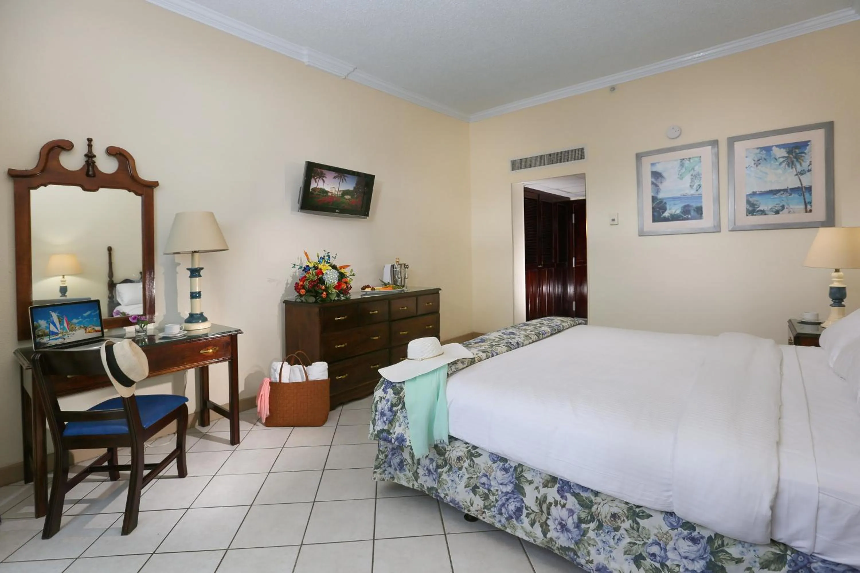 TV and multimedia, Bed in Breezes Resort & Spa All Inclusive, Bahamas