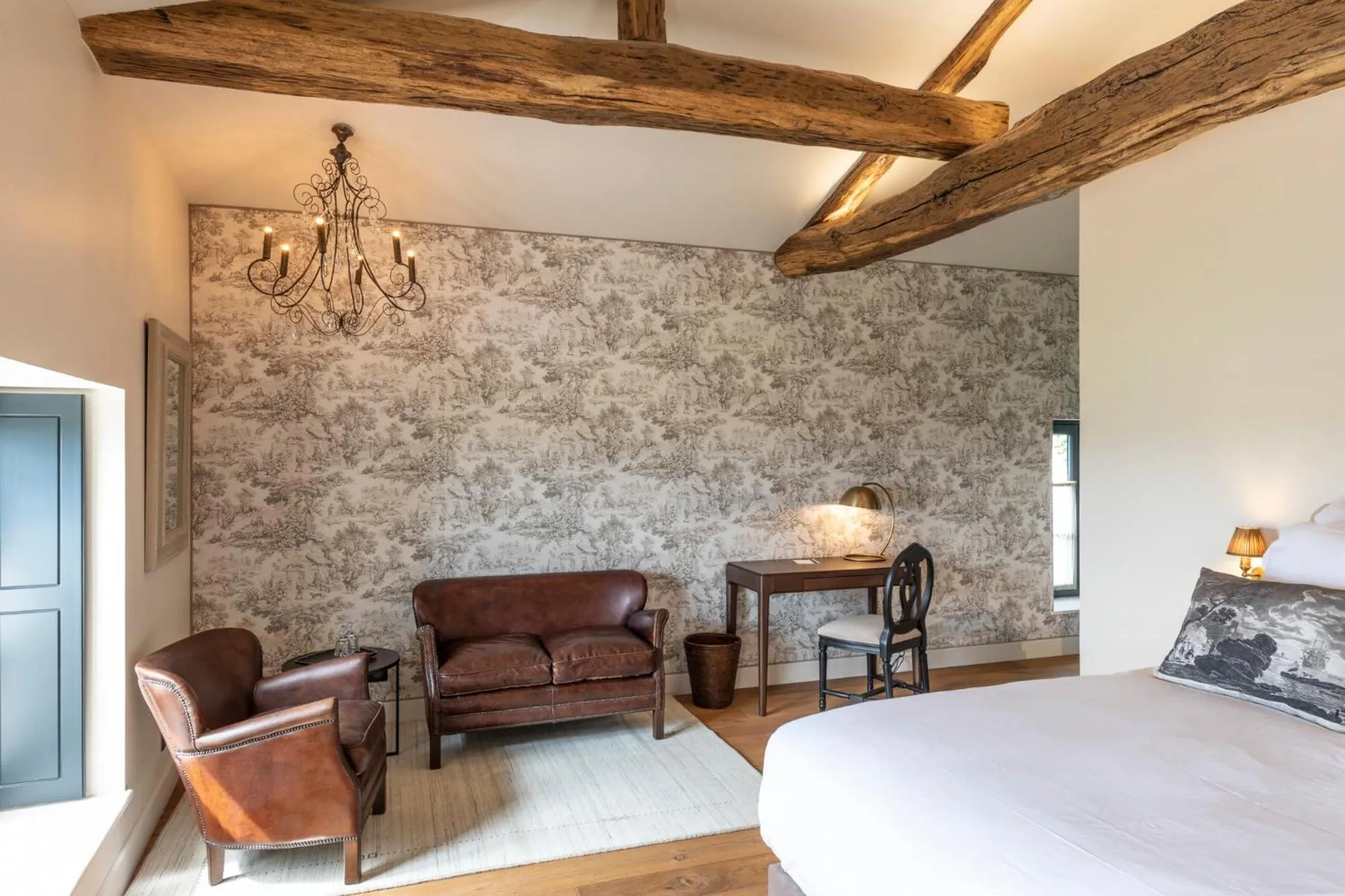 Living room, Bed in Hôtel Villa Alexandre