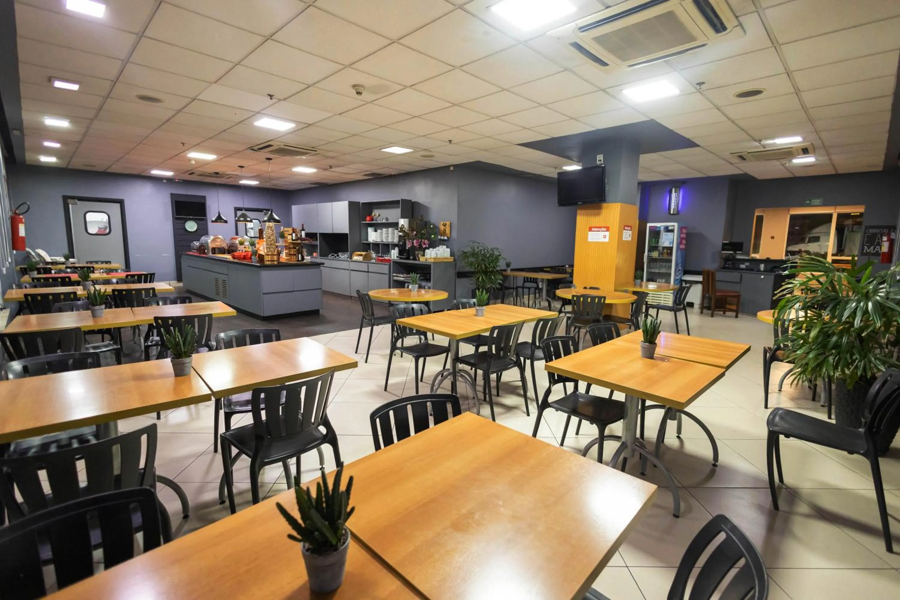 Restaurant/places to eat in ibis Contagem Ceasa