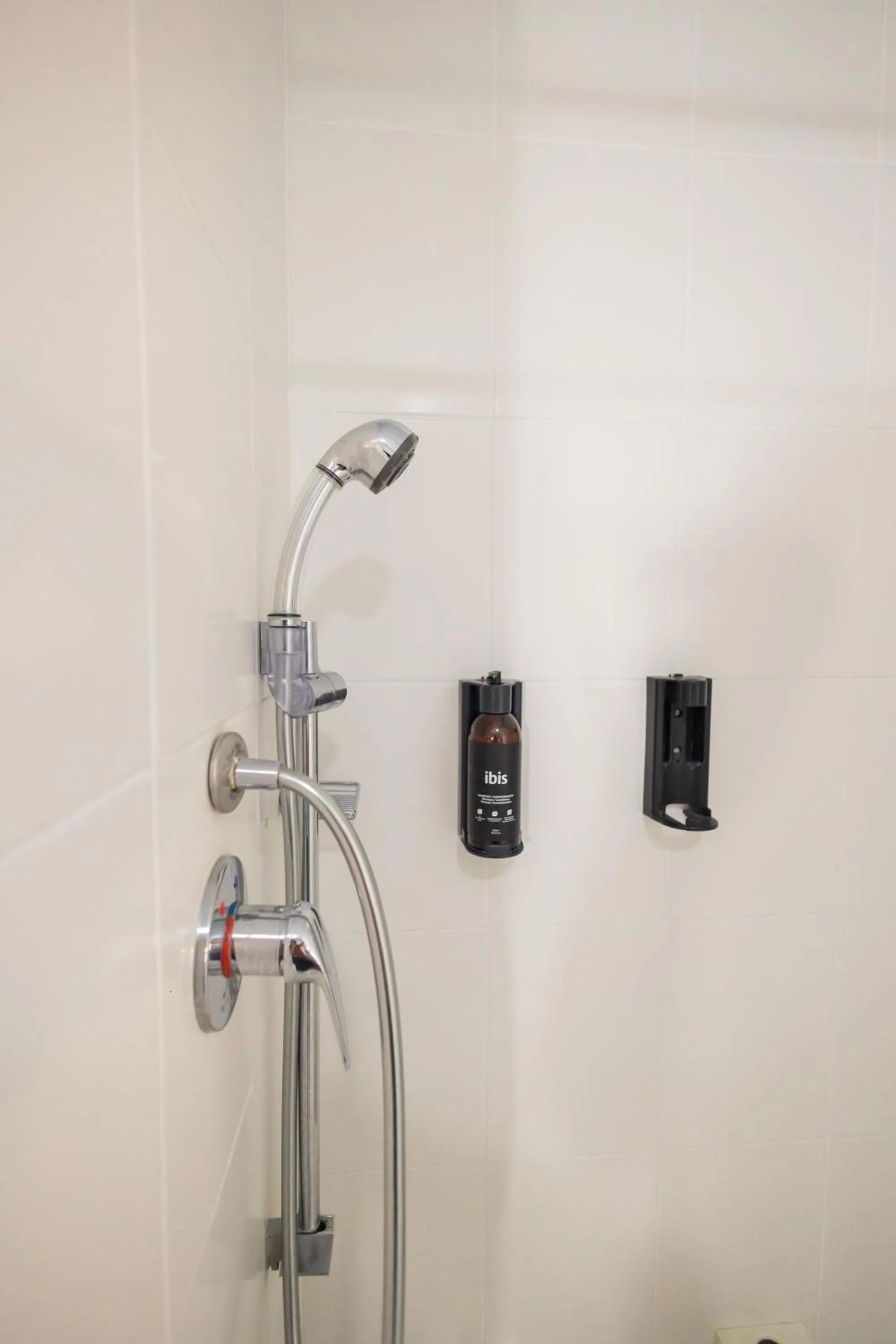 Shower in ibis Contagem Ceasa