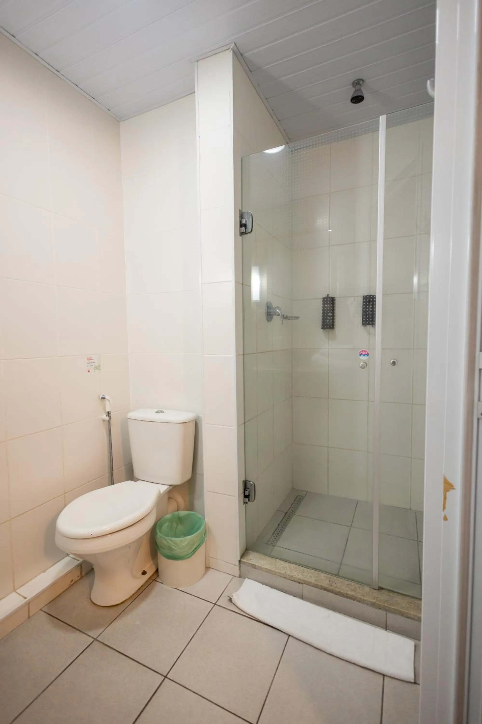 Bathroom in ibis Contagem Ceasa