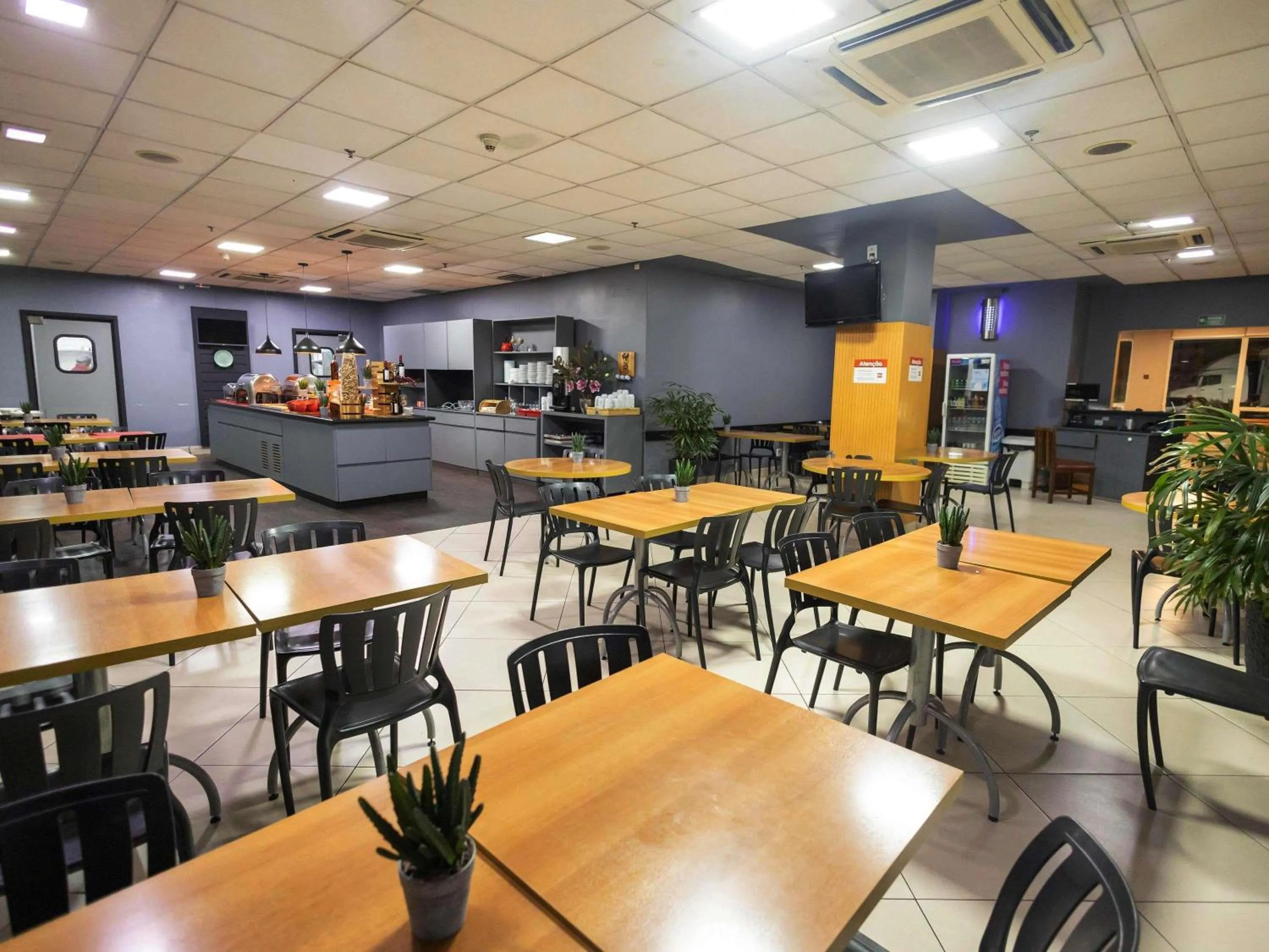 Restaurant/places to eat in ibis Contagem Ceasa