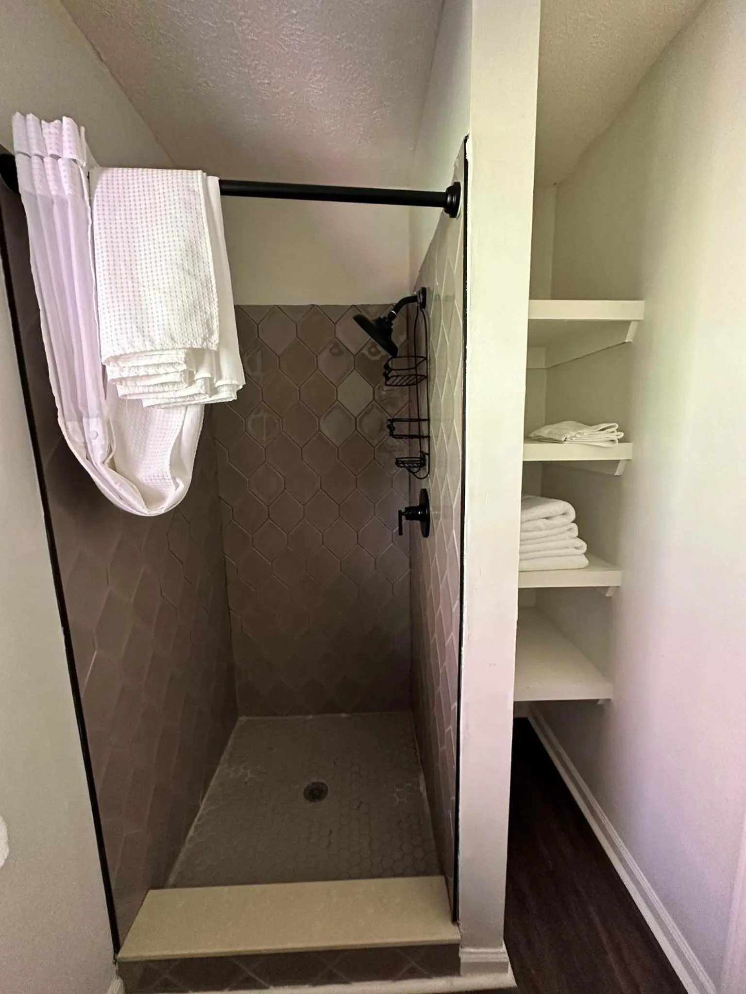 Shower in Sylvan Valley Lodge and Cellars