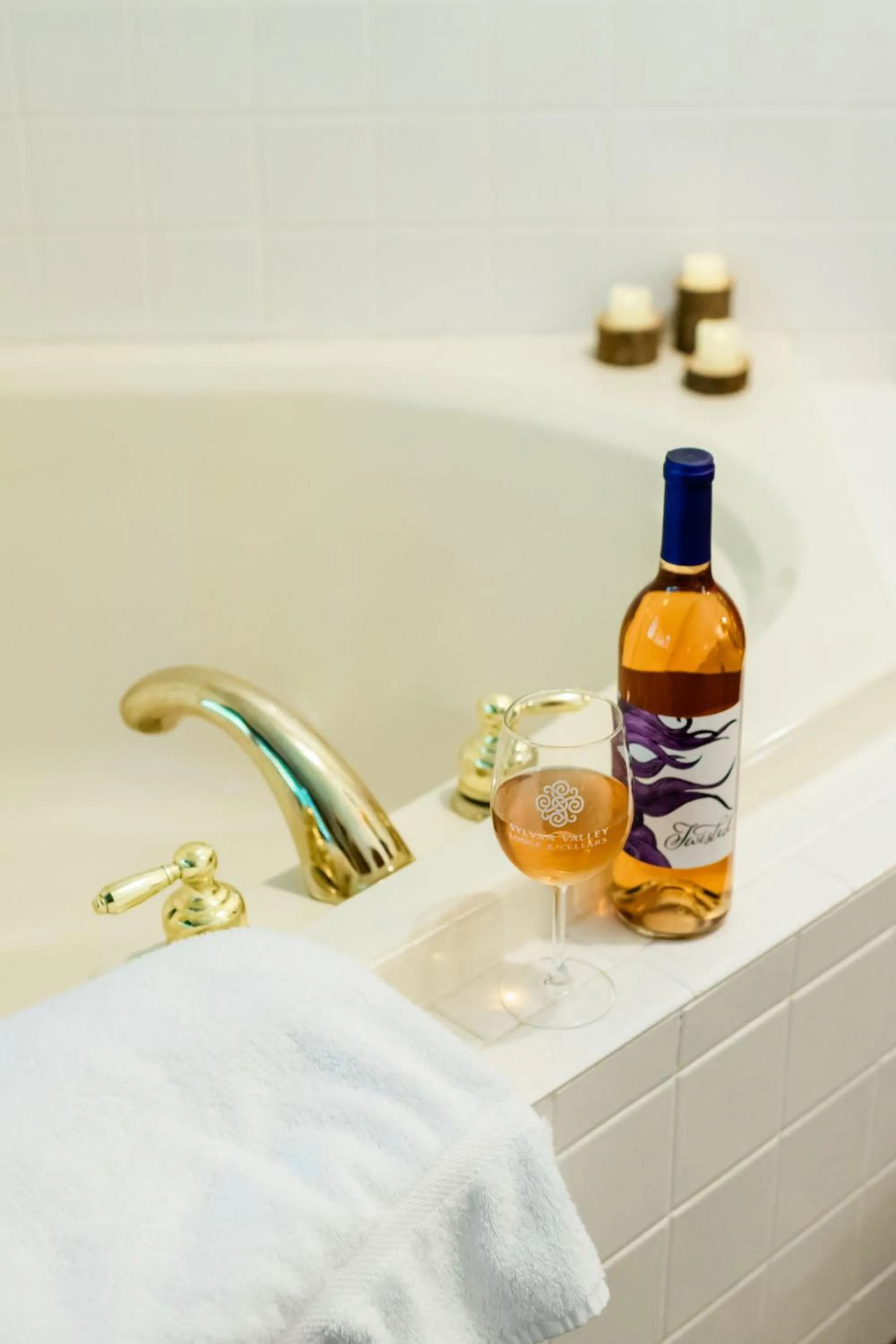 Hot Tub in Sylvan Valley Lodge and Cellars