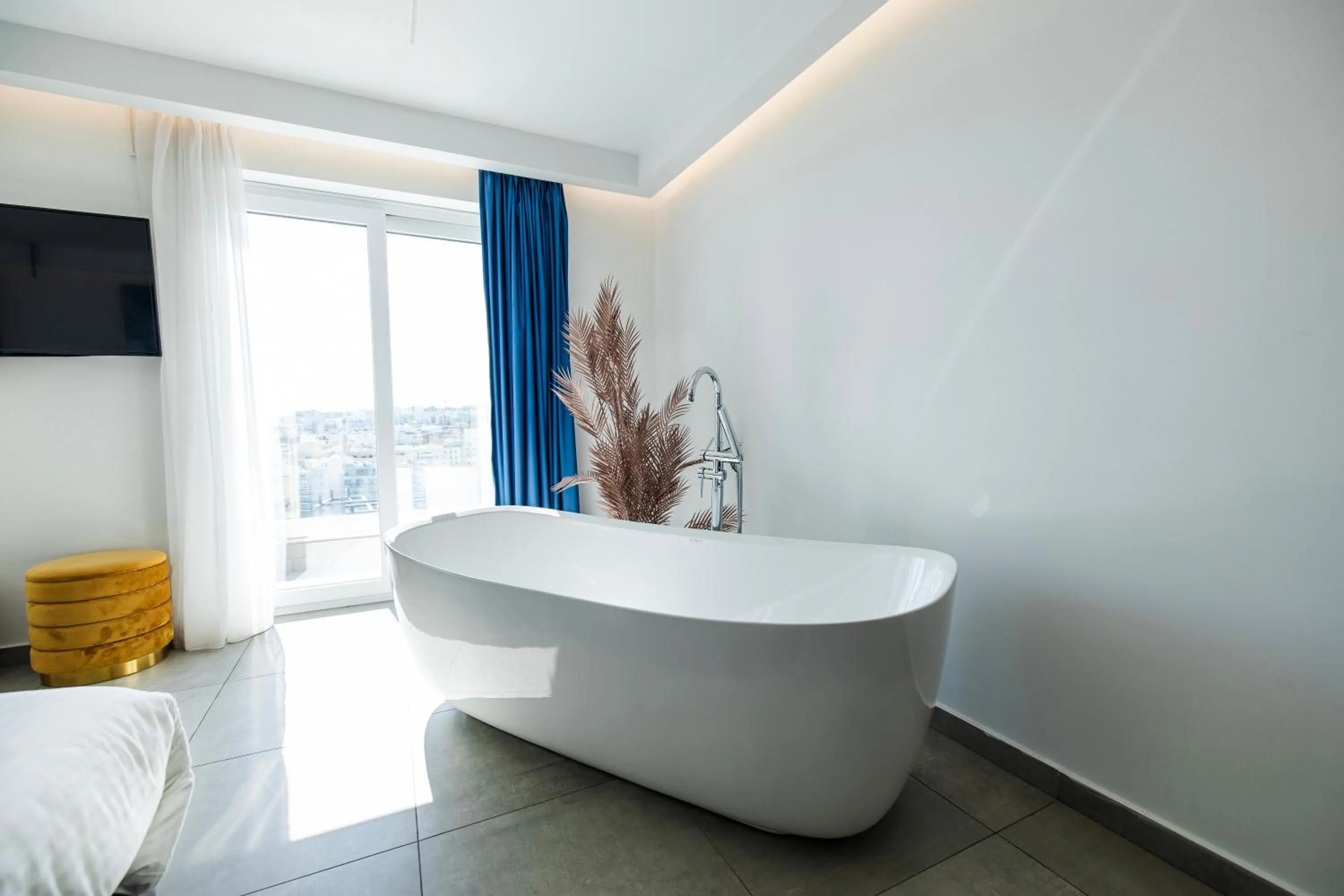 Bathroom, Bed in Flamingo Hotel Malta