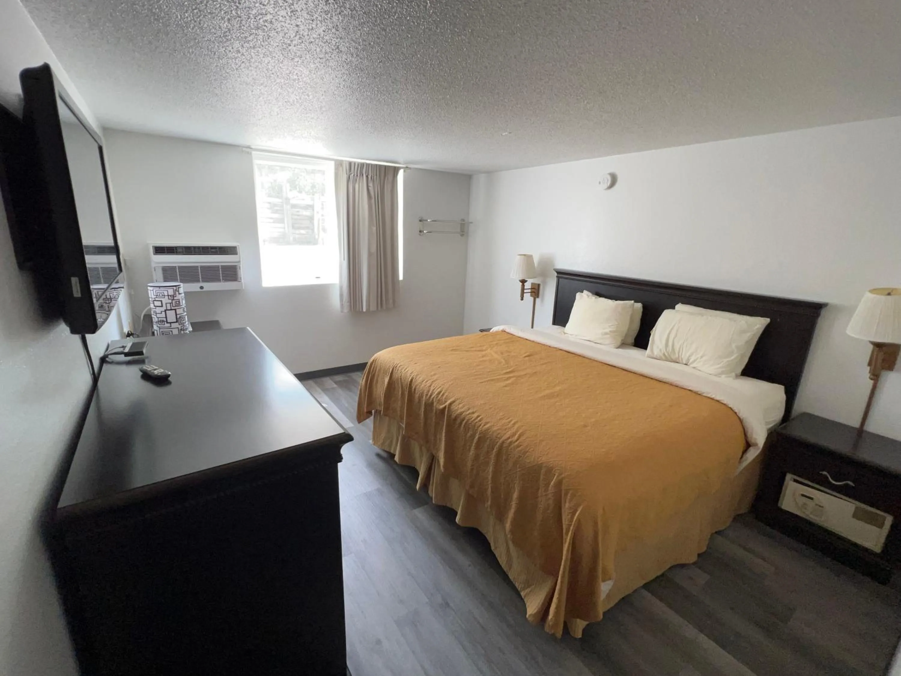 Photo of the whole room, Bed in Dickinson Inn