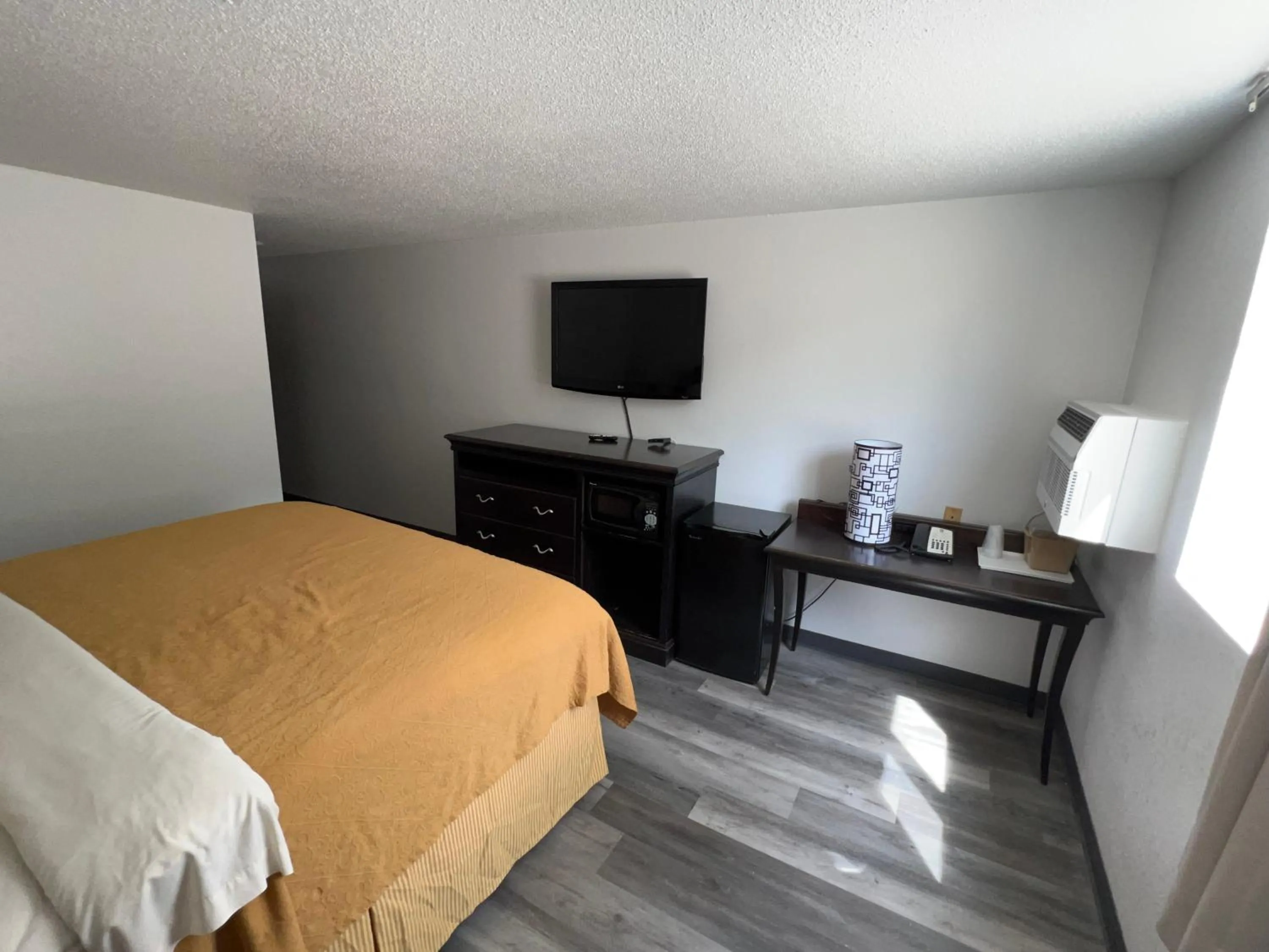 TV and multimedia, Bed in Dickinson Inn