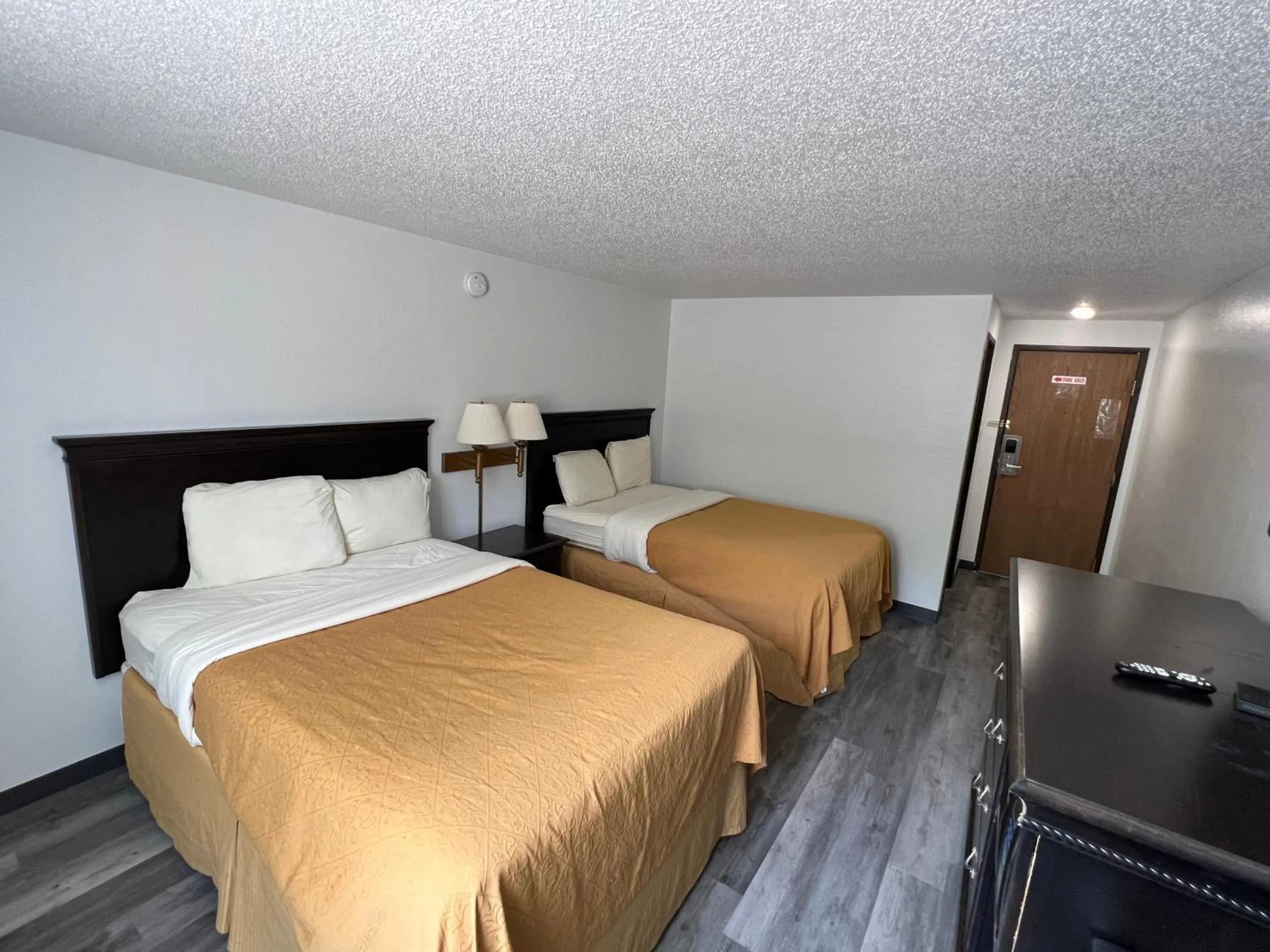 Photo of the whole room, Bed in Dickinson Inn