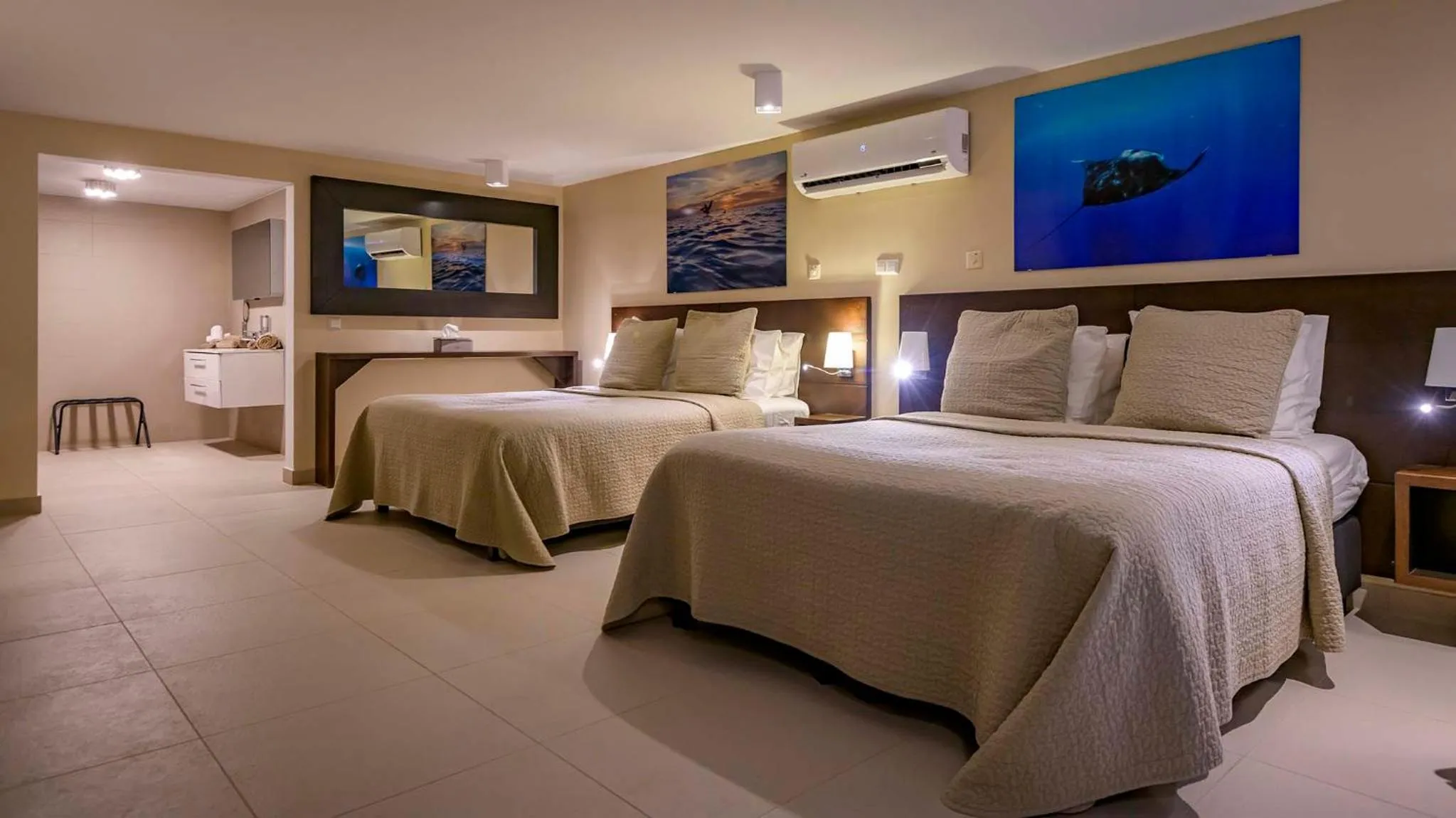 Photo of the whole room, Bed in Thebonairian