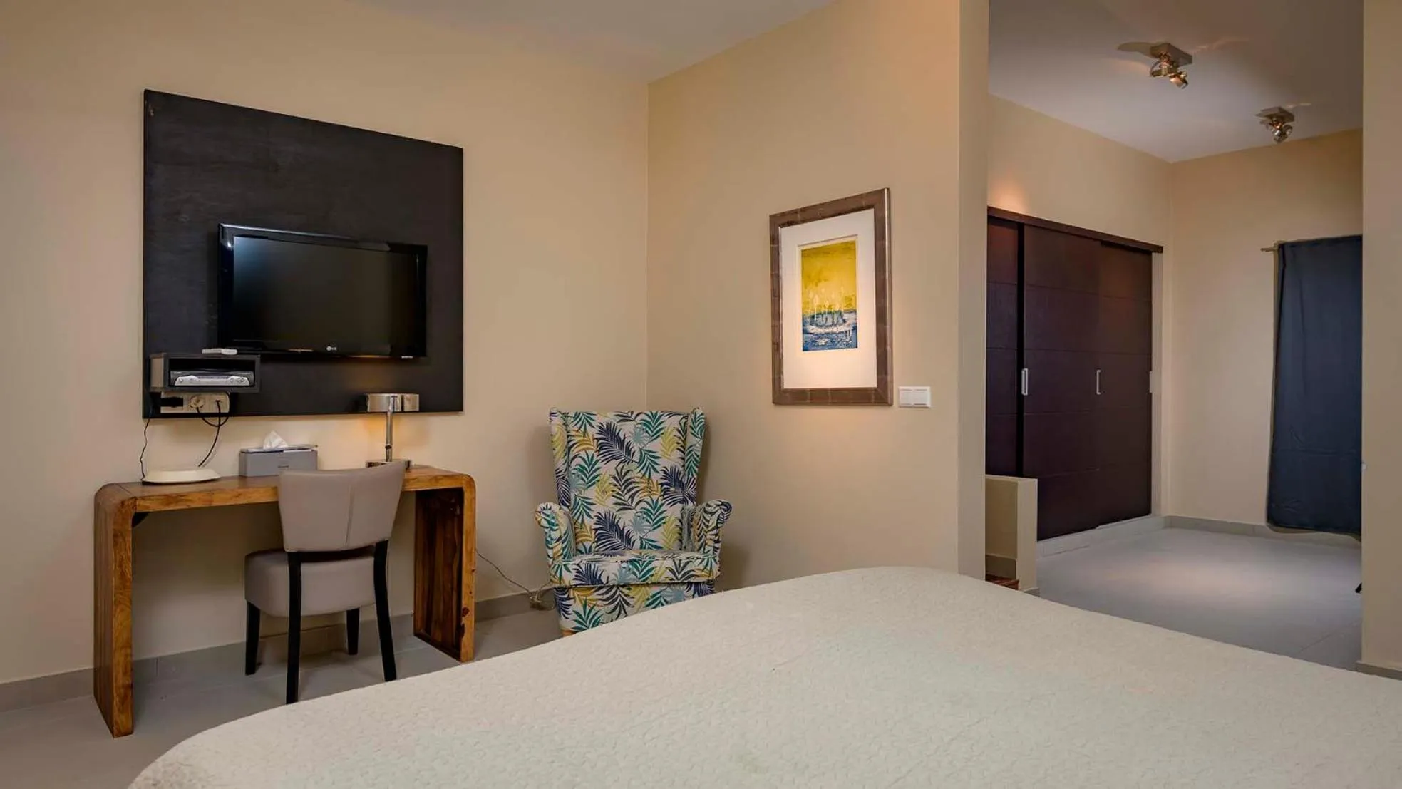 Bedroom, TV/Entertainment Center in Thebonairian