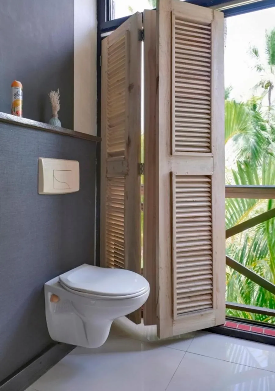 Toilet in Chaykovski Boutique H