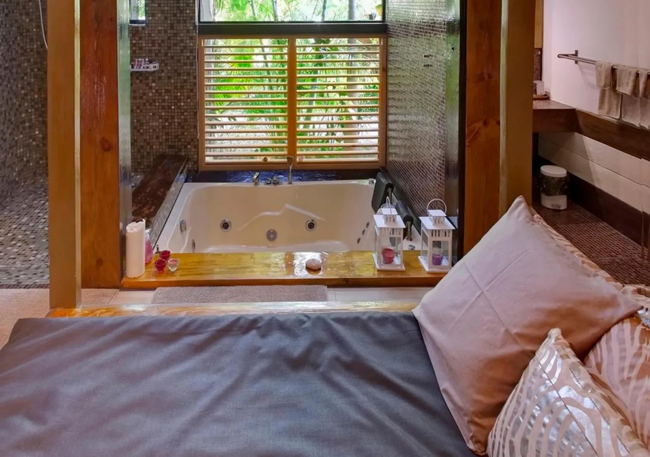 Bath, Bed in Chaykovski Boutique H