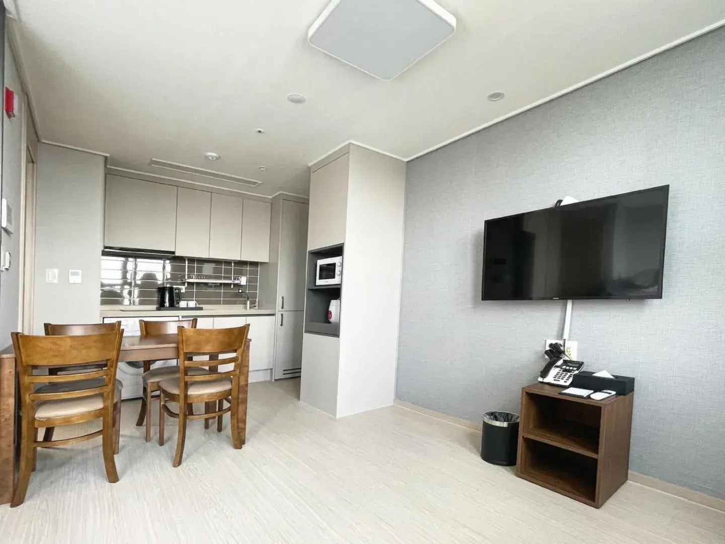 Deluxe Double Room with City View in Donghae Oceancity Residence Hotel Deluxe Double Room with City View in Donghae Oceancity Residence Hotel