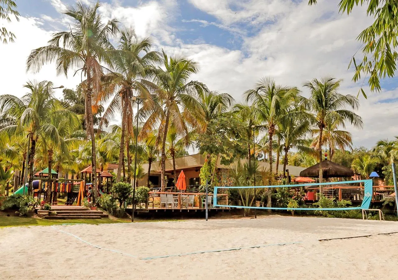 Tennis court in Hot Beach Raízes
