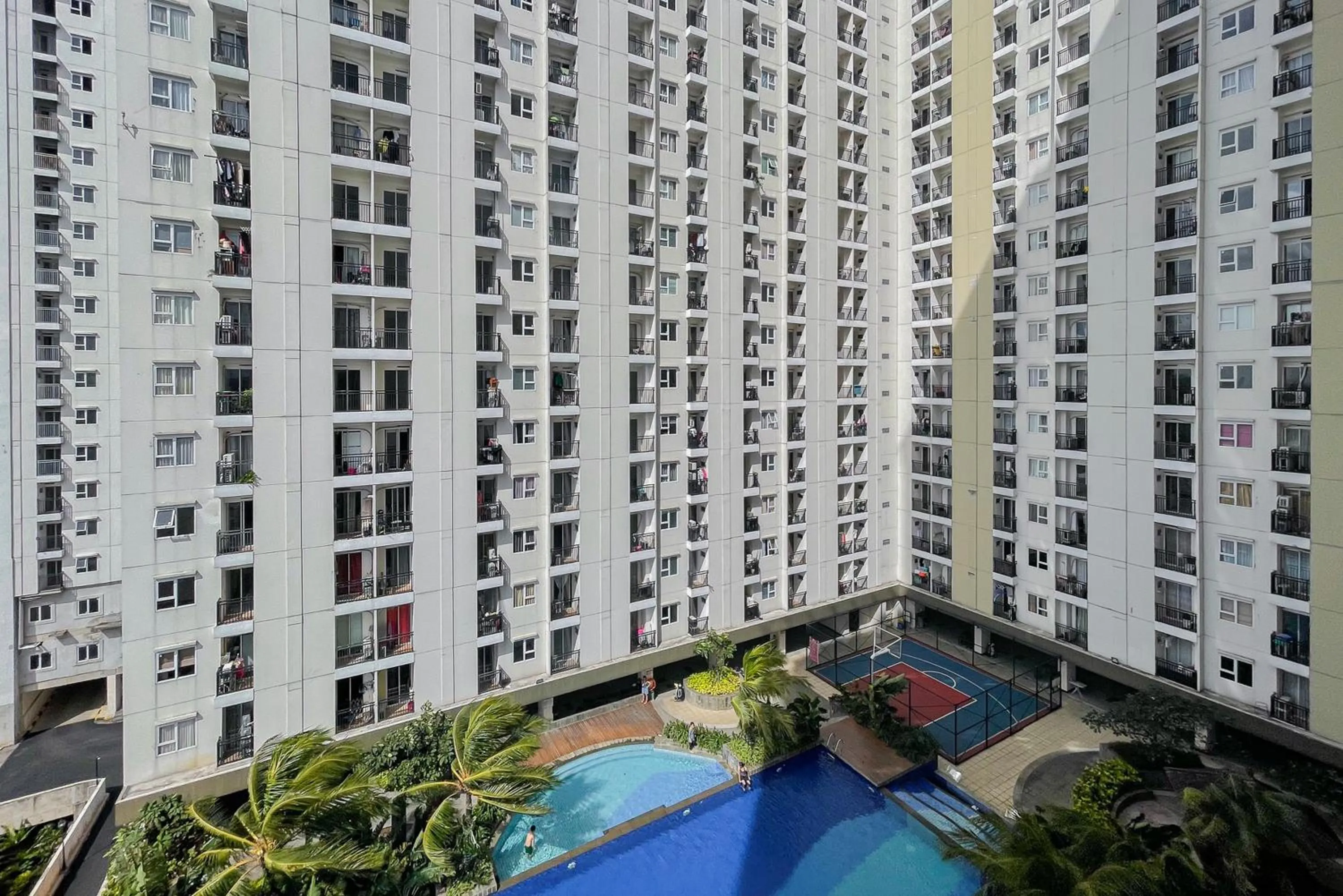 Swimming pool in RedLiving Apartemen Cinere Resort - Gold Room