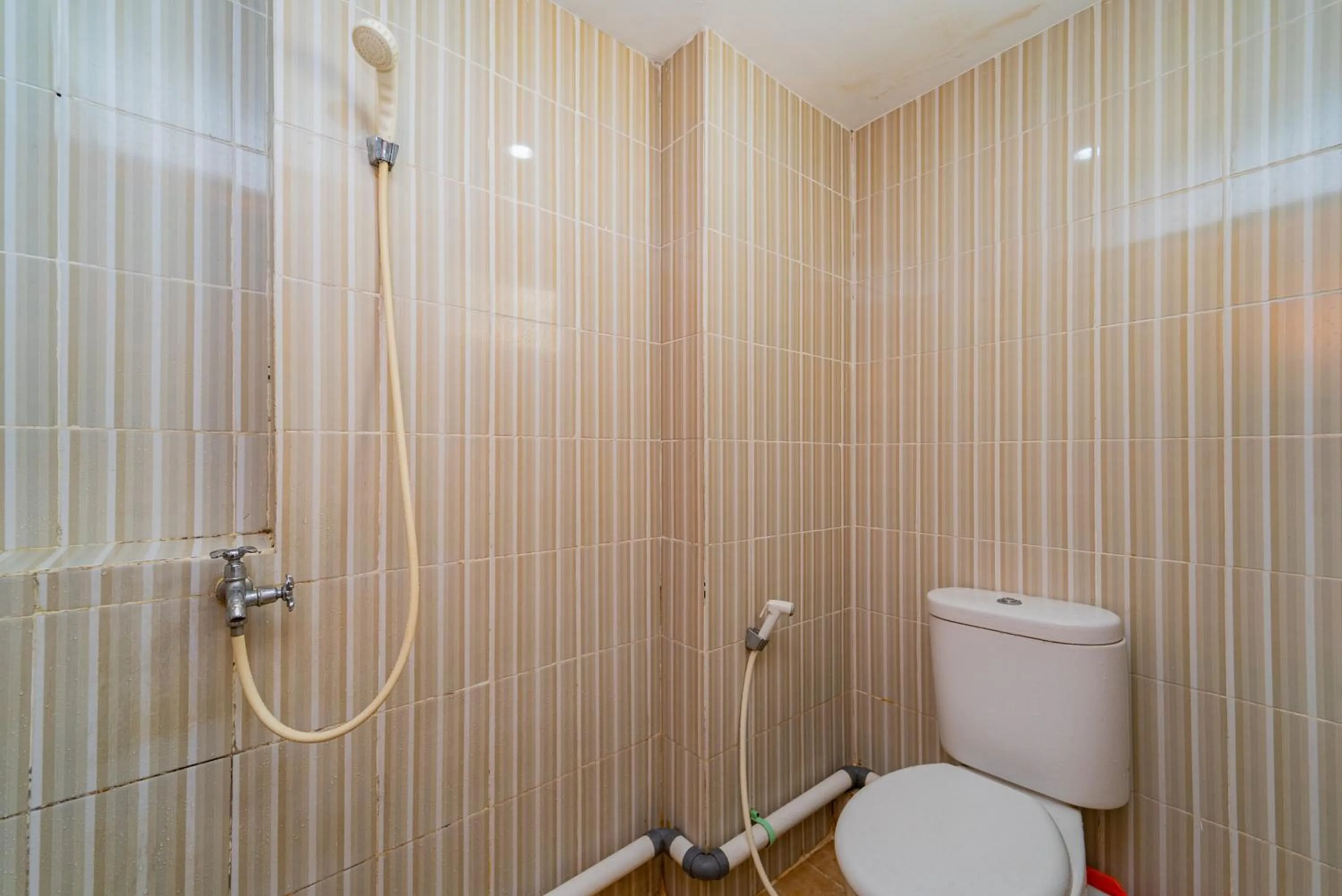Shower in RedLiving Apartemen Cinere Resort - Gold Room