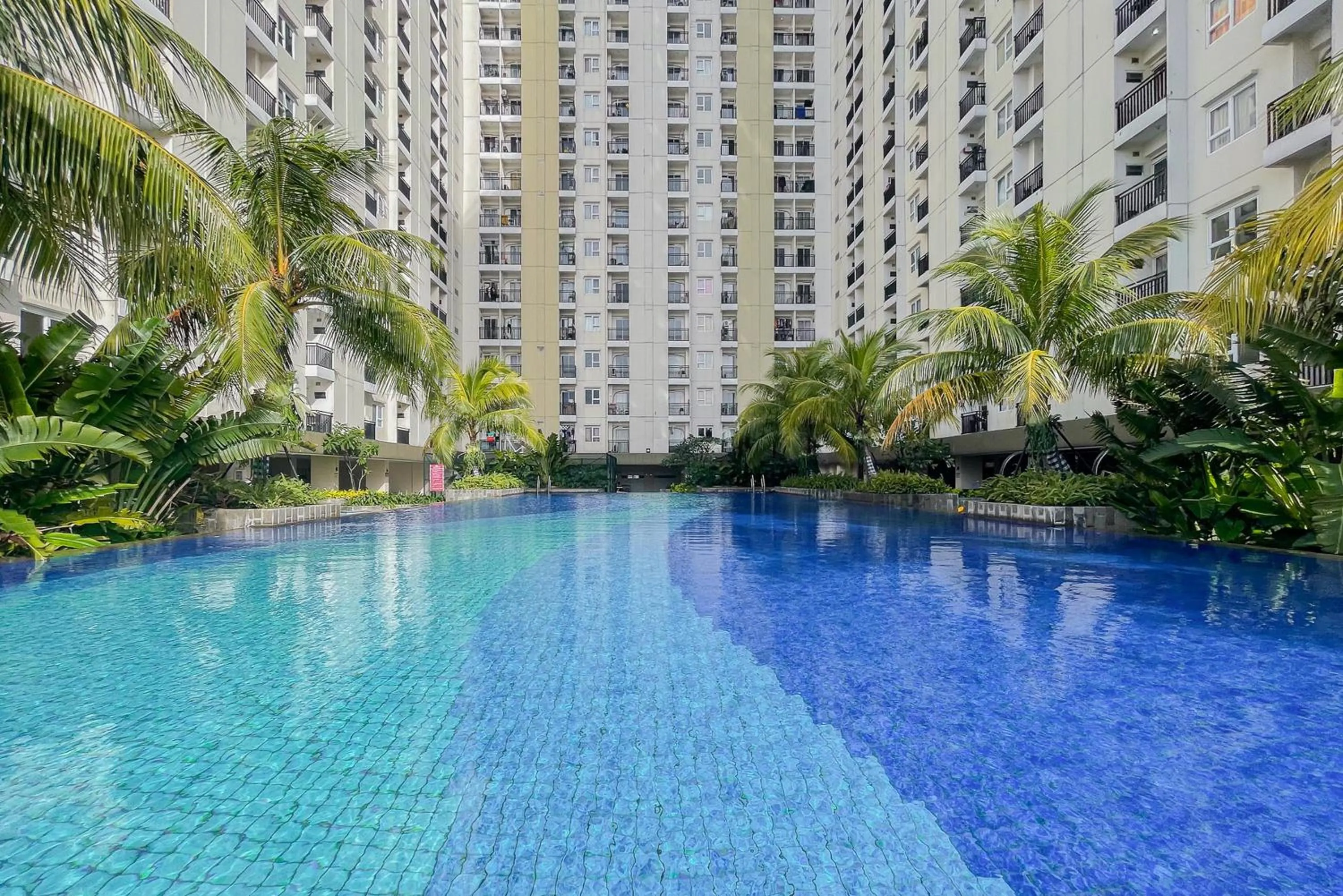 Swimming pool in RedLiving Apartemen Cinere Resort - Gold Room