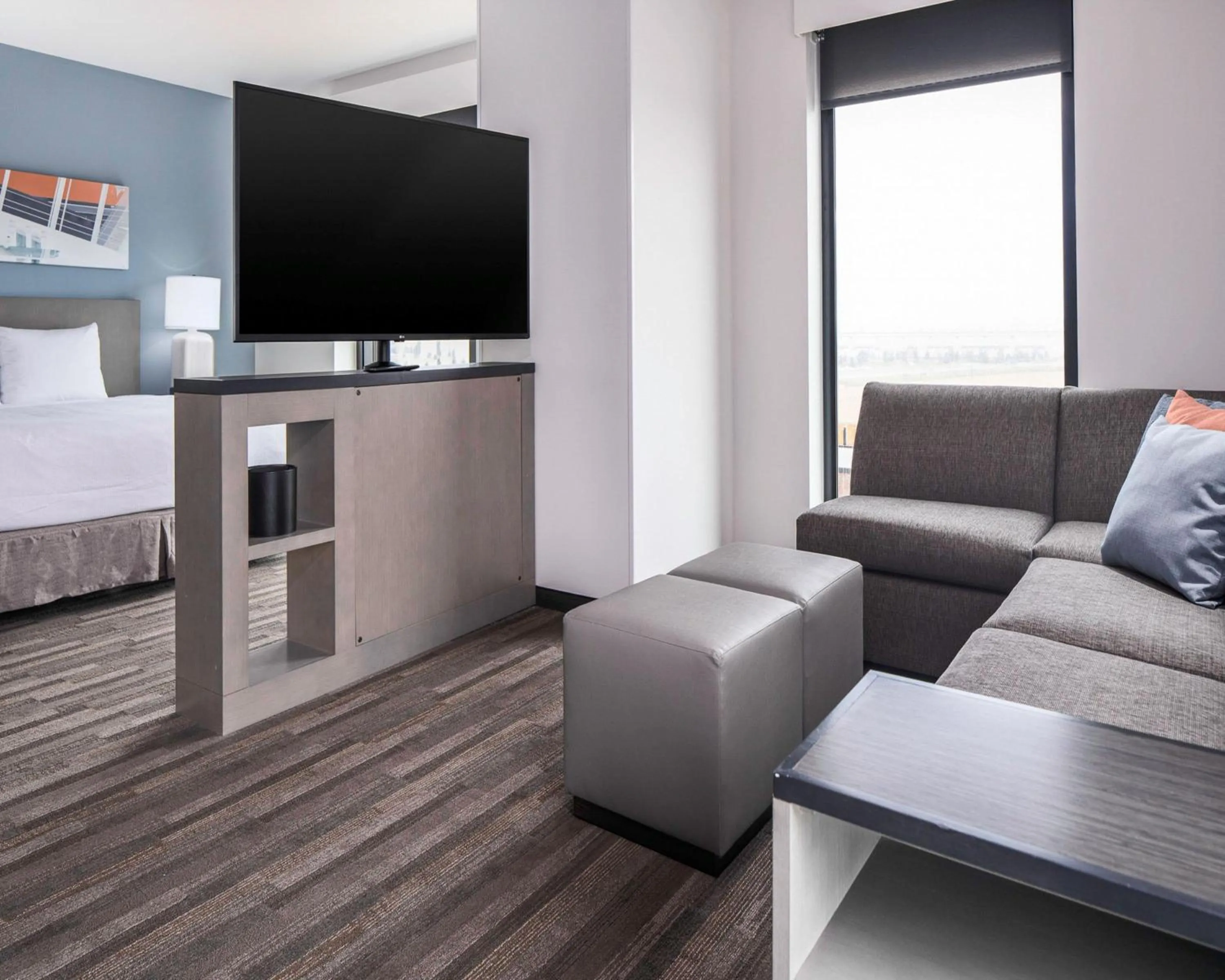 Photo of the whole room, Bed in Hyatt House Allentown-Lehigh Valley