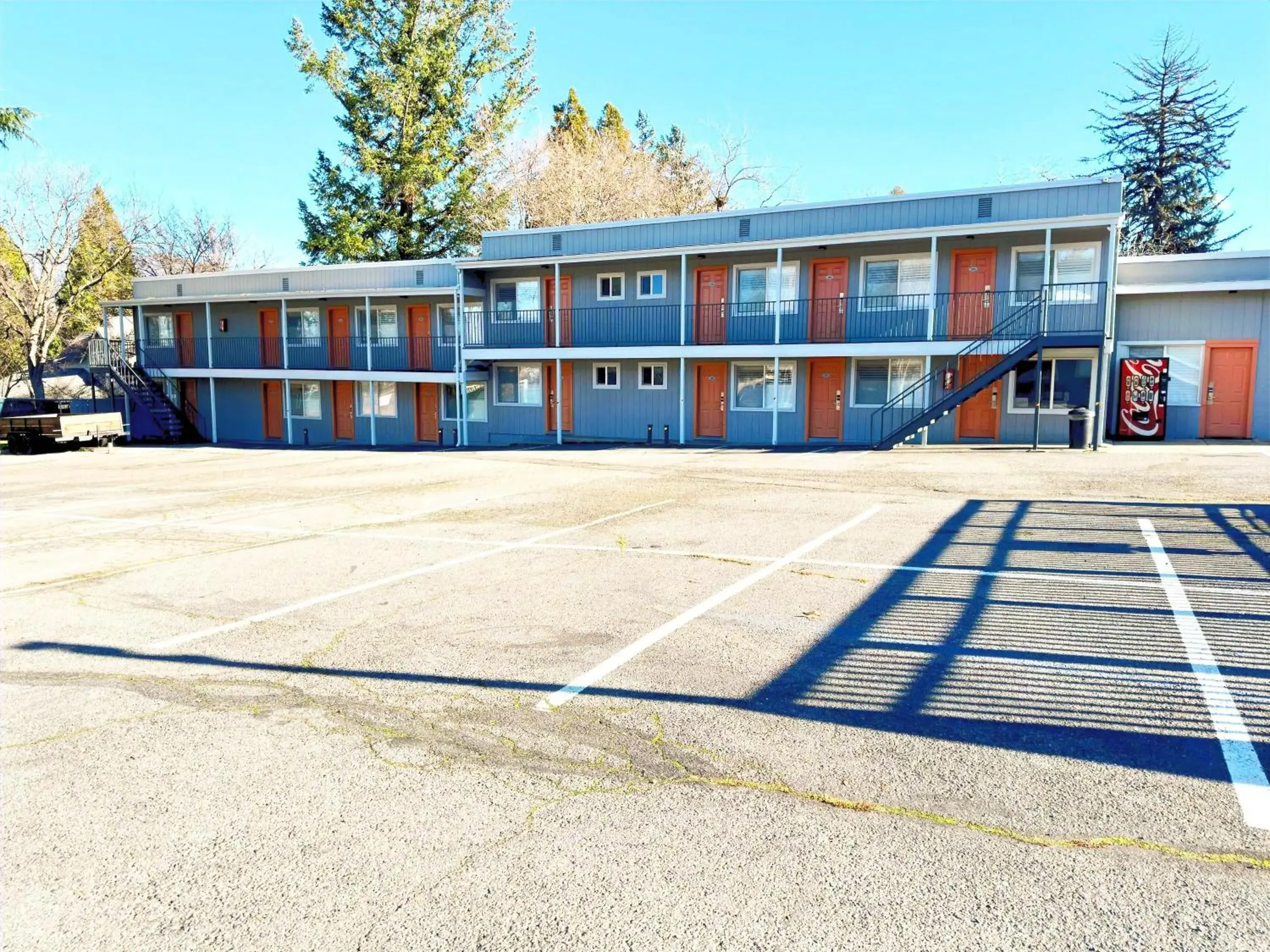 Property building in Ashland Motel - Oregon Property building in Ashland Motel - Oregon
