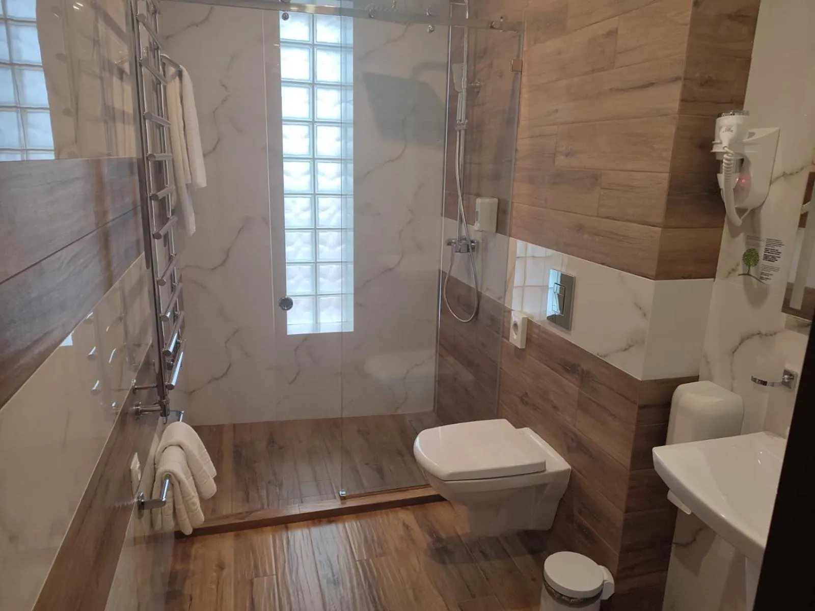 Shower in Optima Collection Bergshloss Rivne