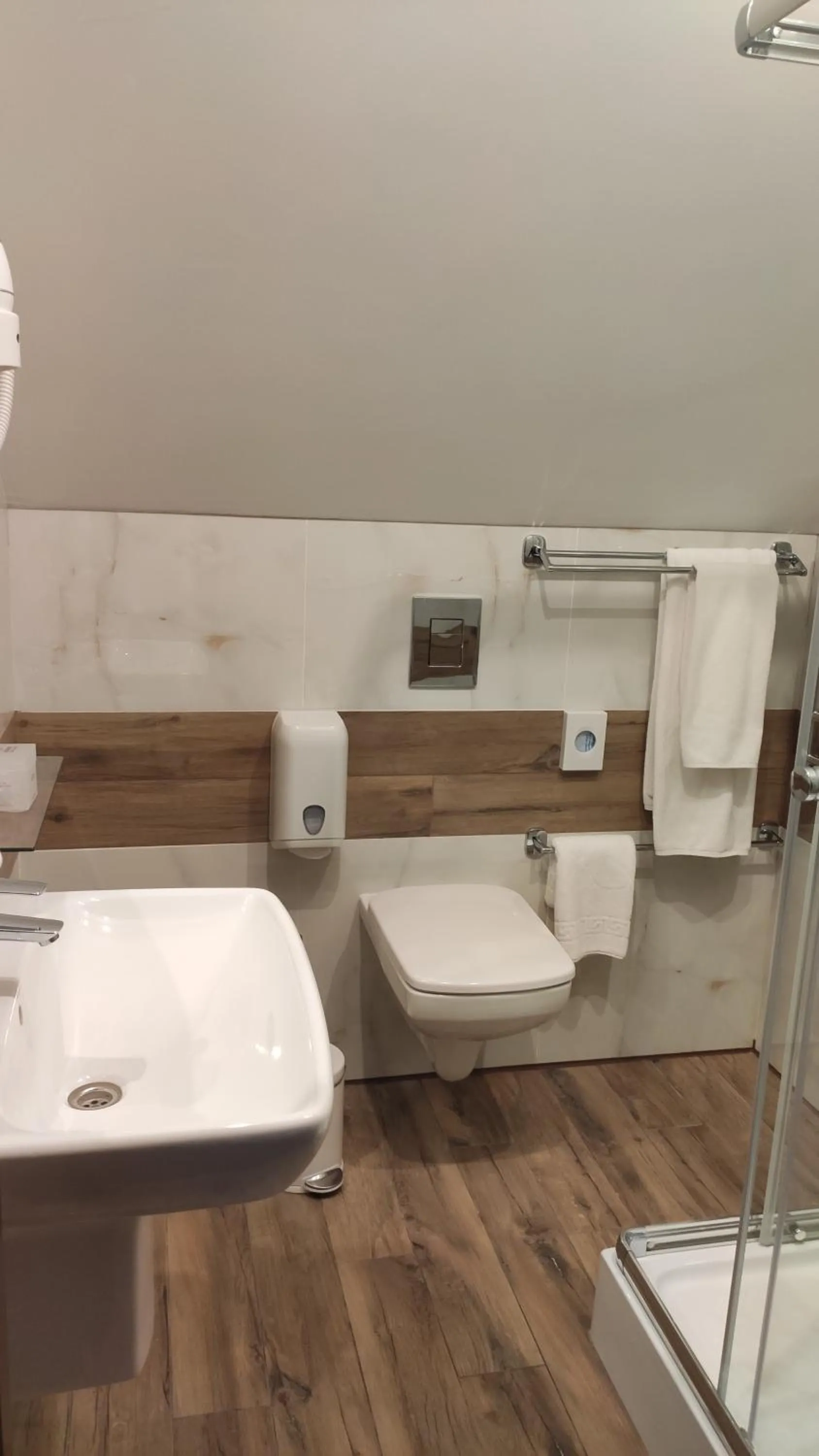Shower in Optima Collection Bergshloss Rivne