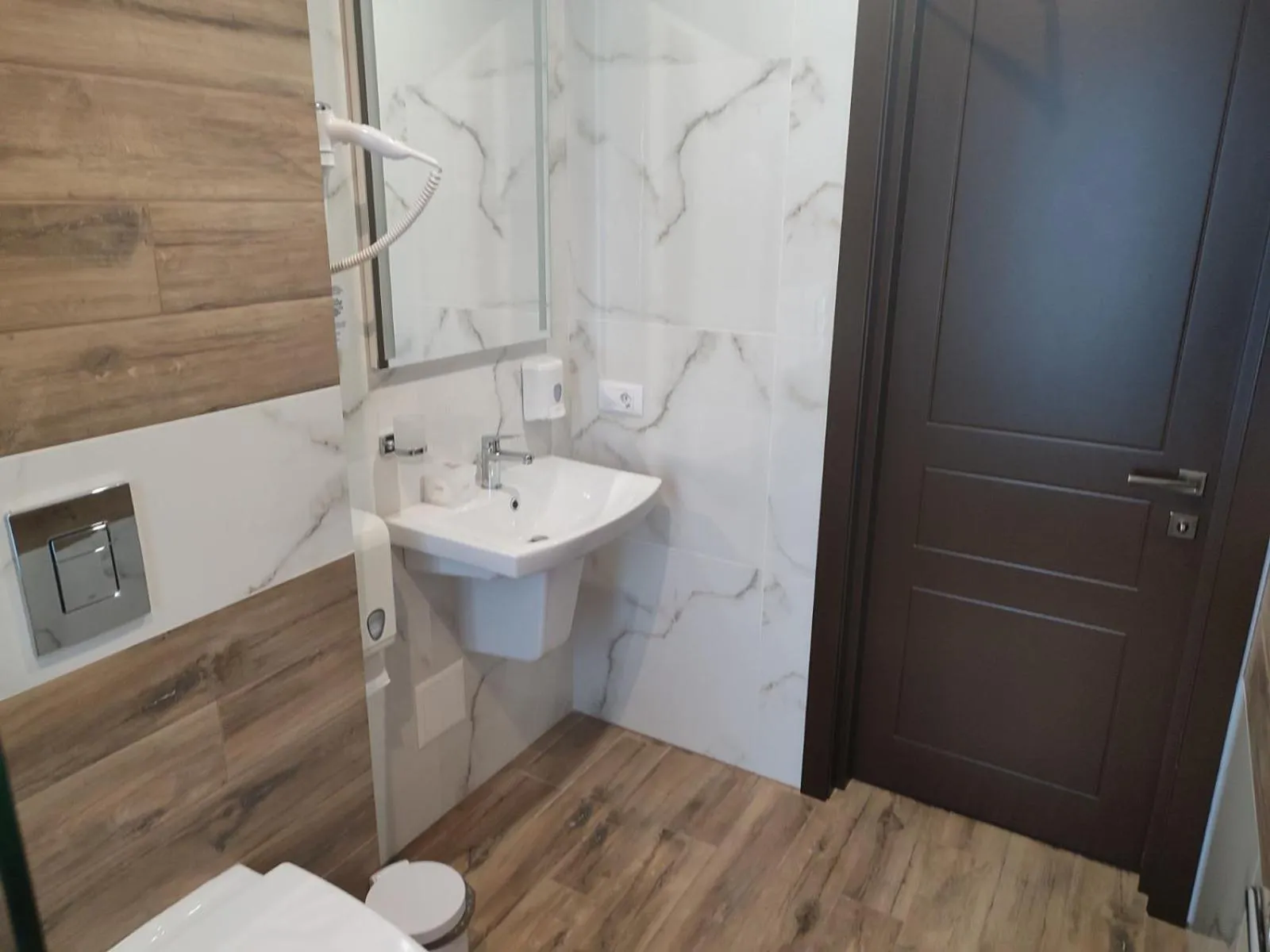 Shower in Optima Collection Bergshloss Rivne