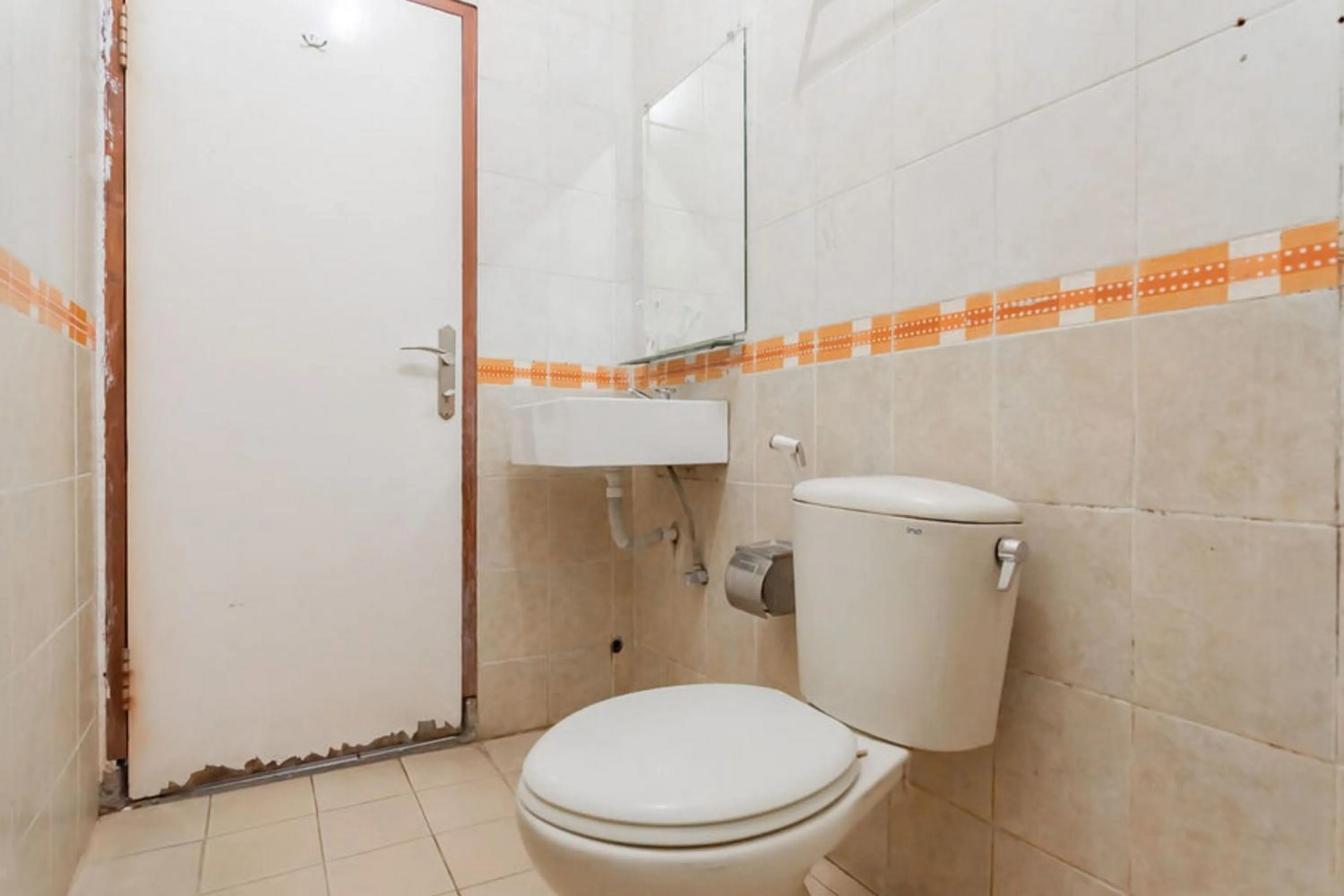 Bathroom in Sans Hotel Cihampelas Bandung