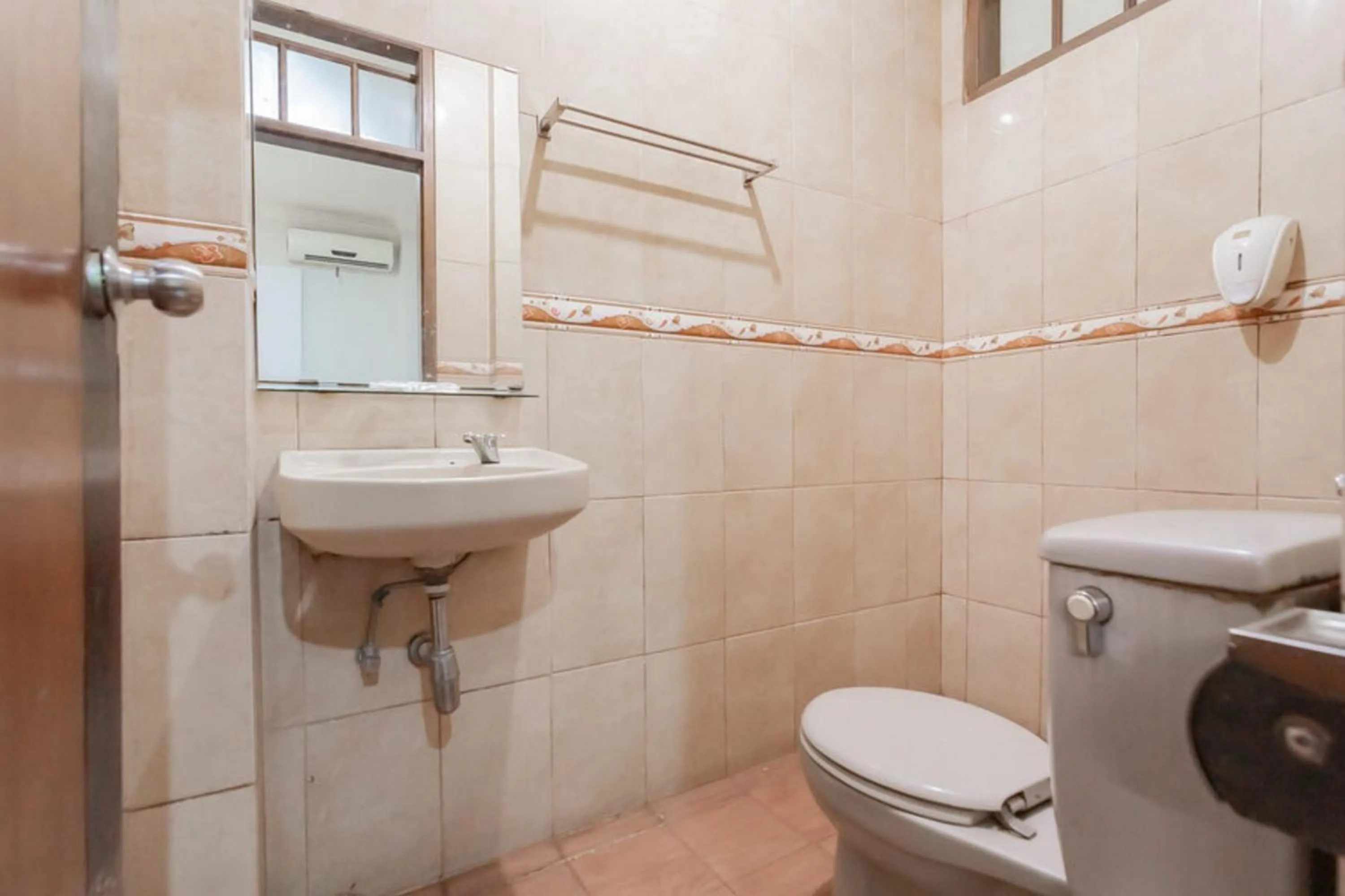 Bathroom in Sans Hotel Cihampelas Bandung