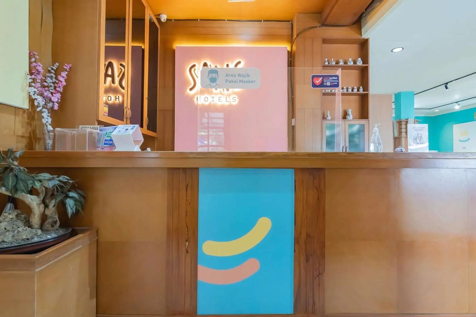 Lobby or reception in Sans Hotel Cihampelas Bandung