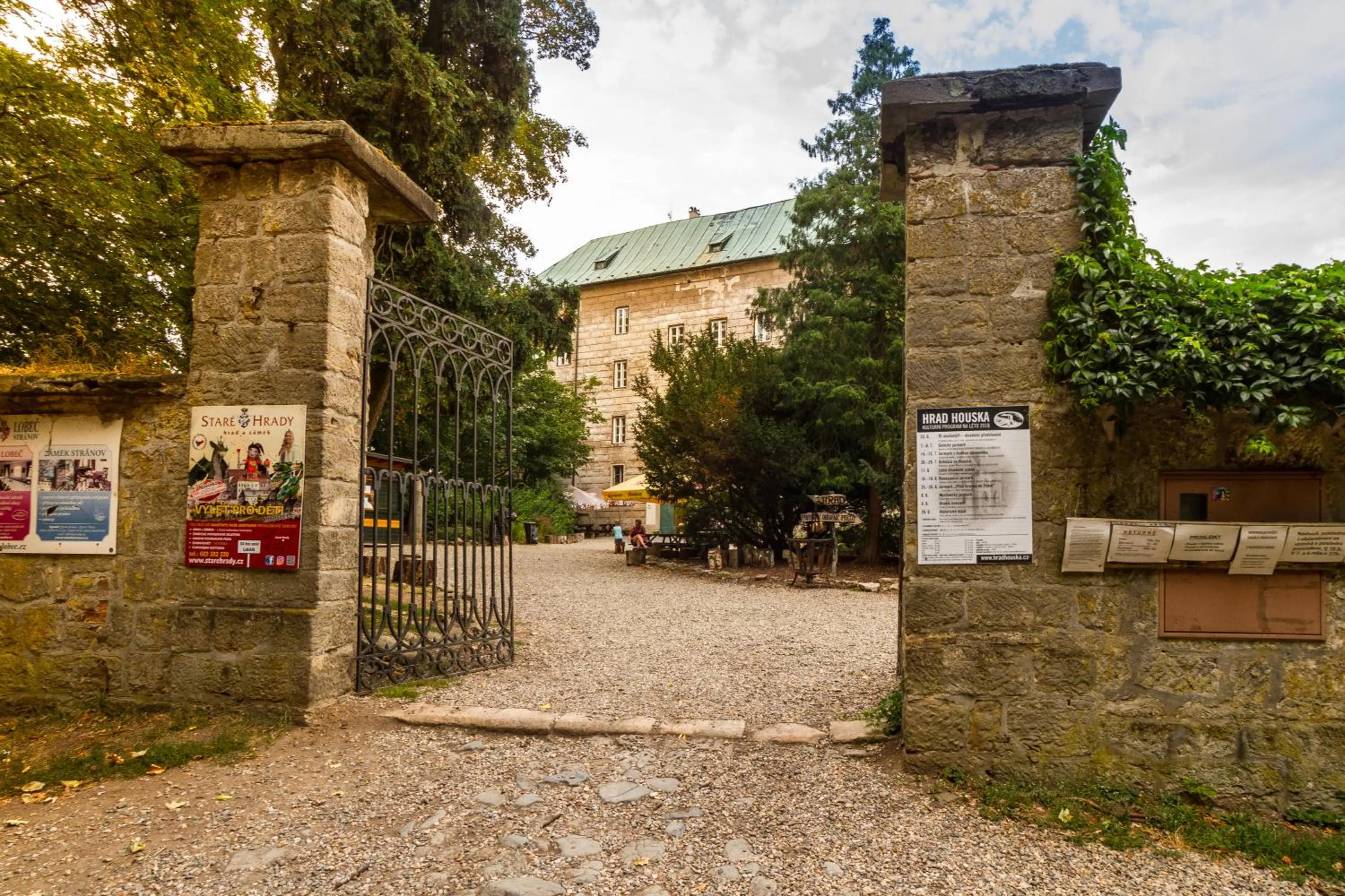 Facade/entrance in Hájovna hradu Houska