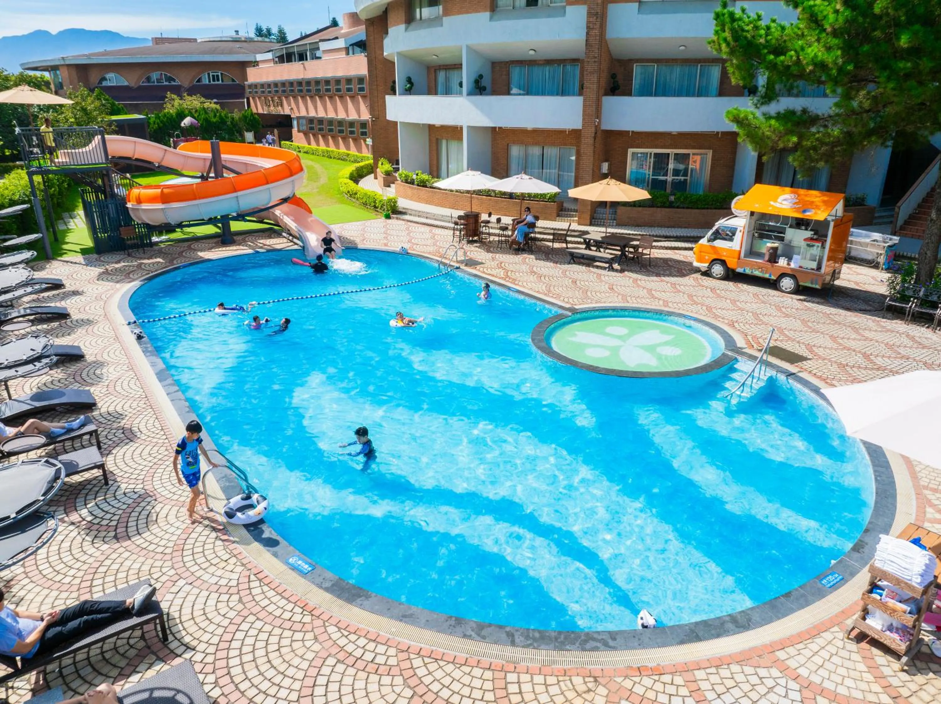 Swimming pool in Taoyuan Yuehua Hotel & Golf Club