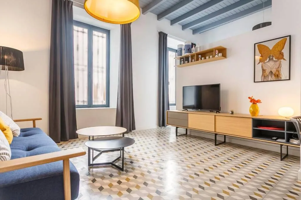 Lounge or bar in Pop Art, 2BD ground Central Apartment