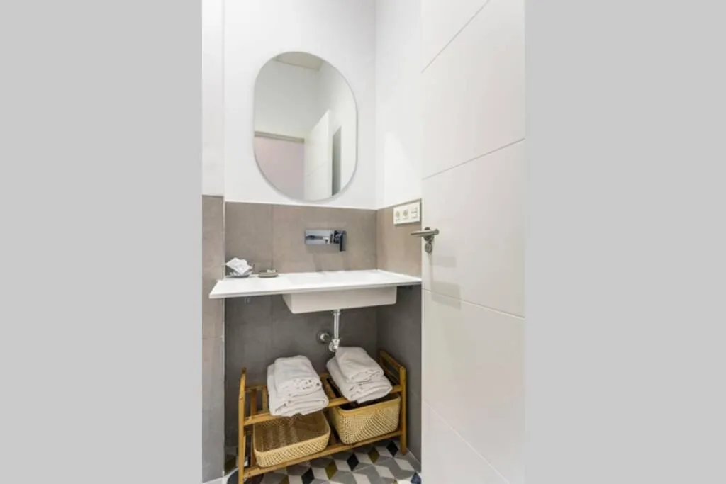 Bathroom in Pop Art, 2BD ground Central Apartment