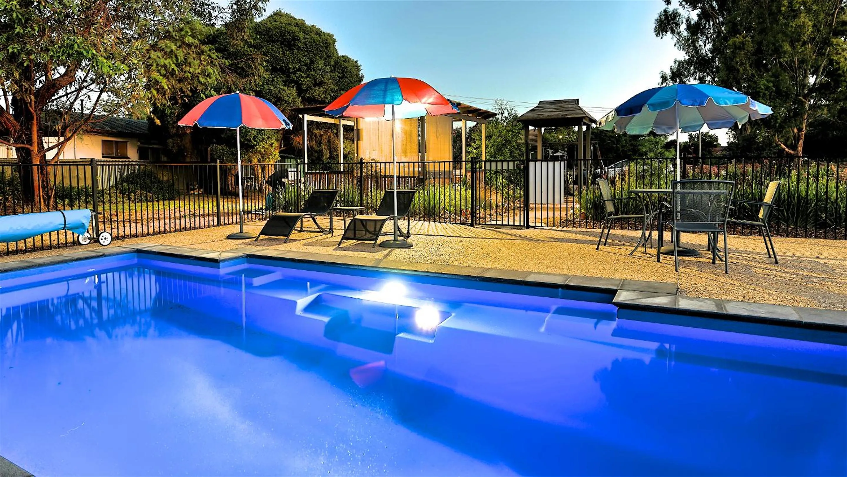Swimming pool in Castle Creek Motor Inn Euroa