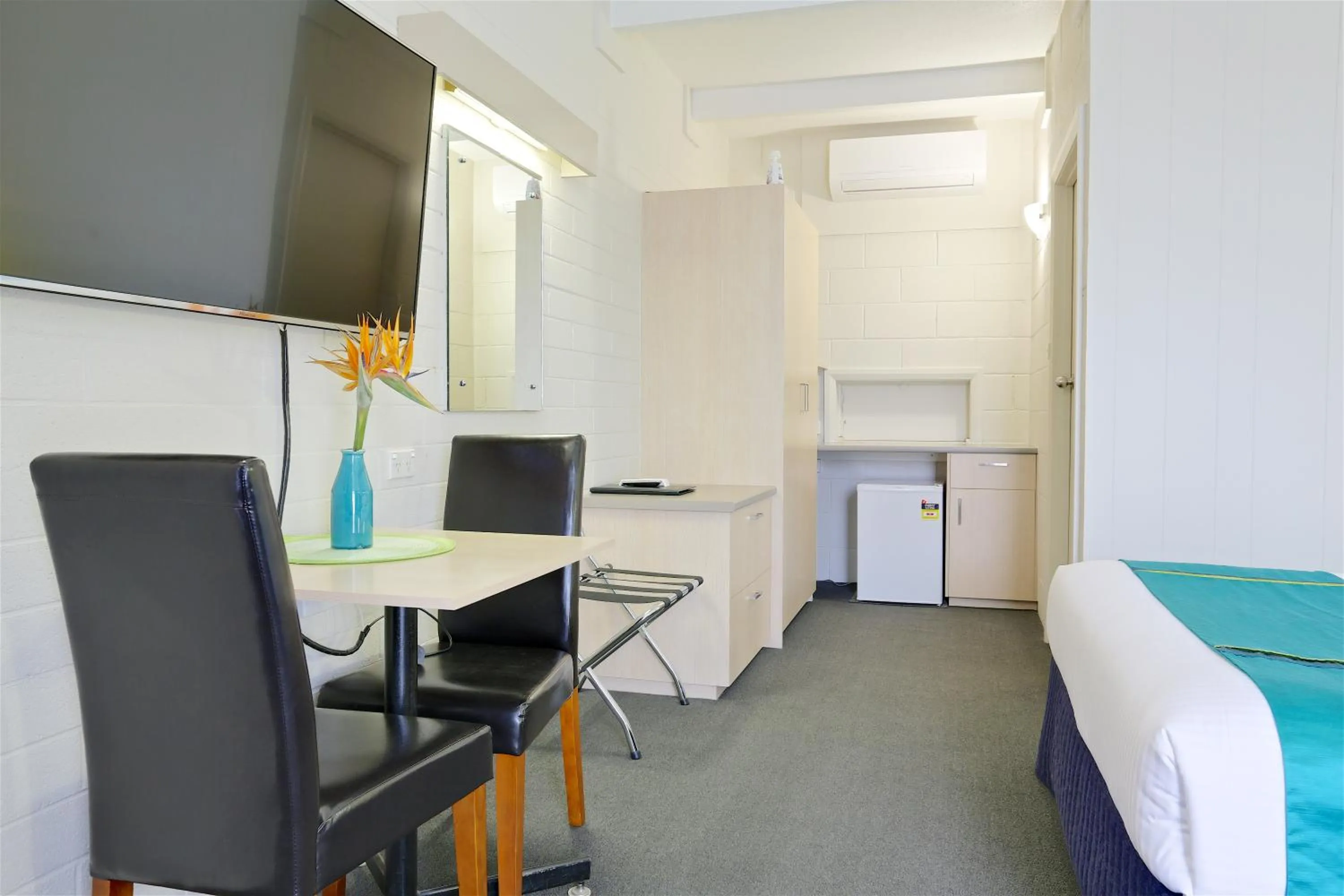 Dining area, Bed in Castle Creek Motor Inn Euroa