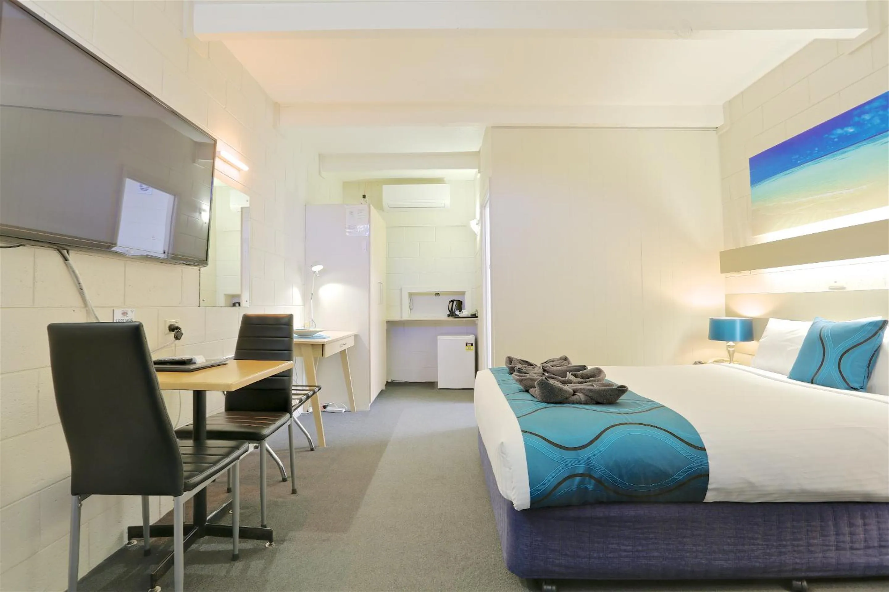 Photo of the whole room, Bed in Castle Creek Motor Inn Euroa