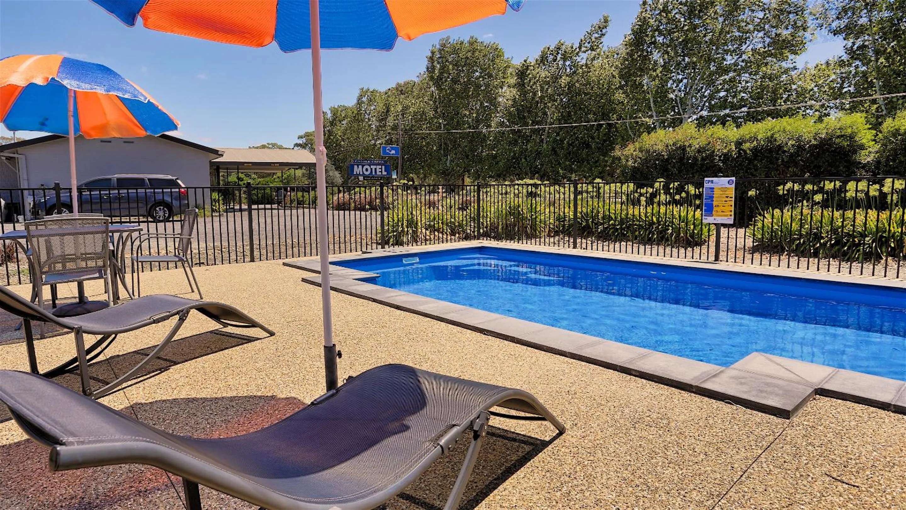 Swimming pool in Castle Creek Motor Inn Euroa