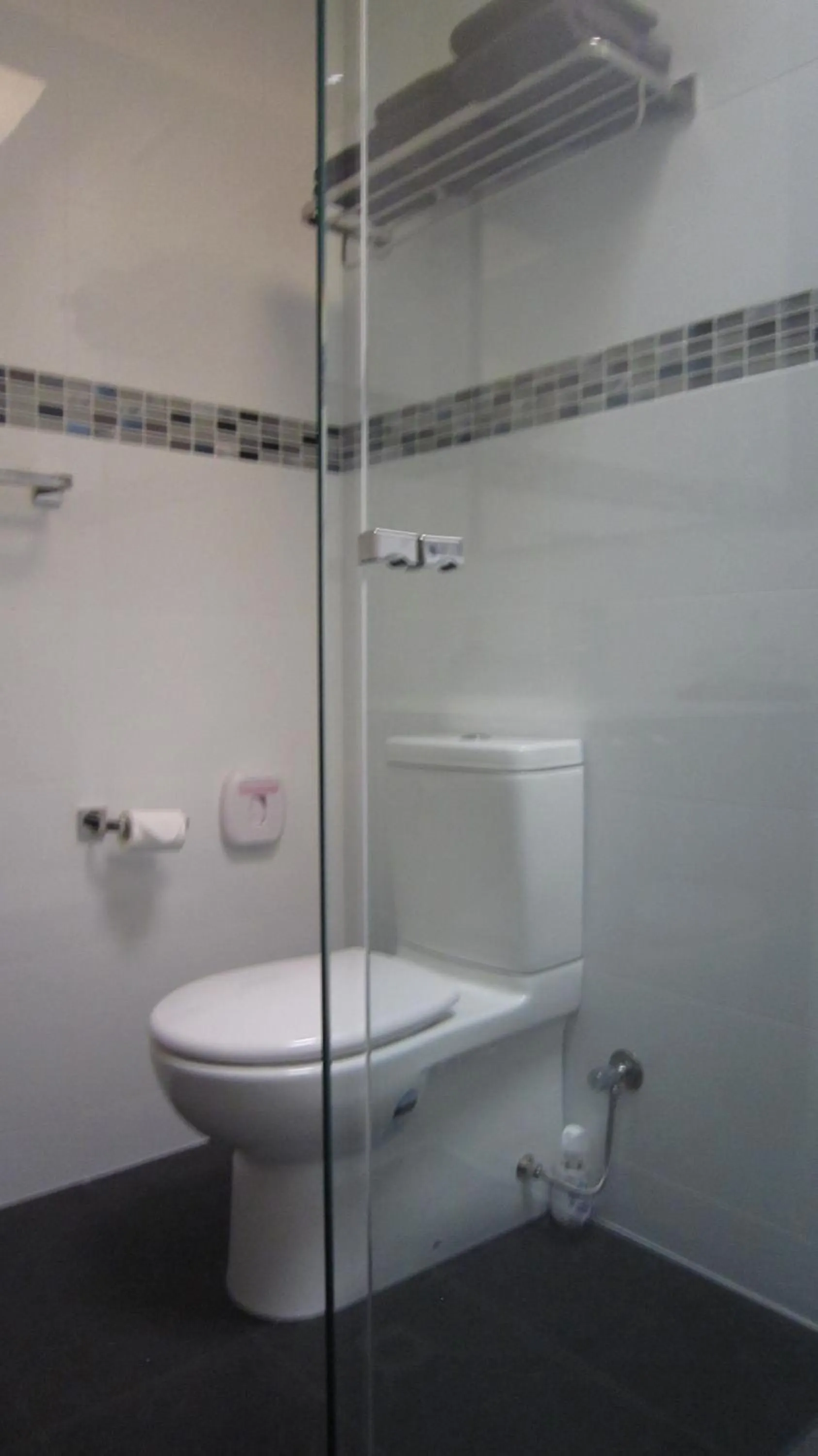 Bathroom in Castle Creek Motor Inn Euroa