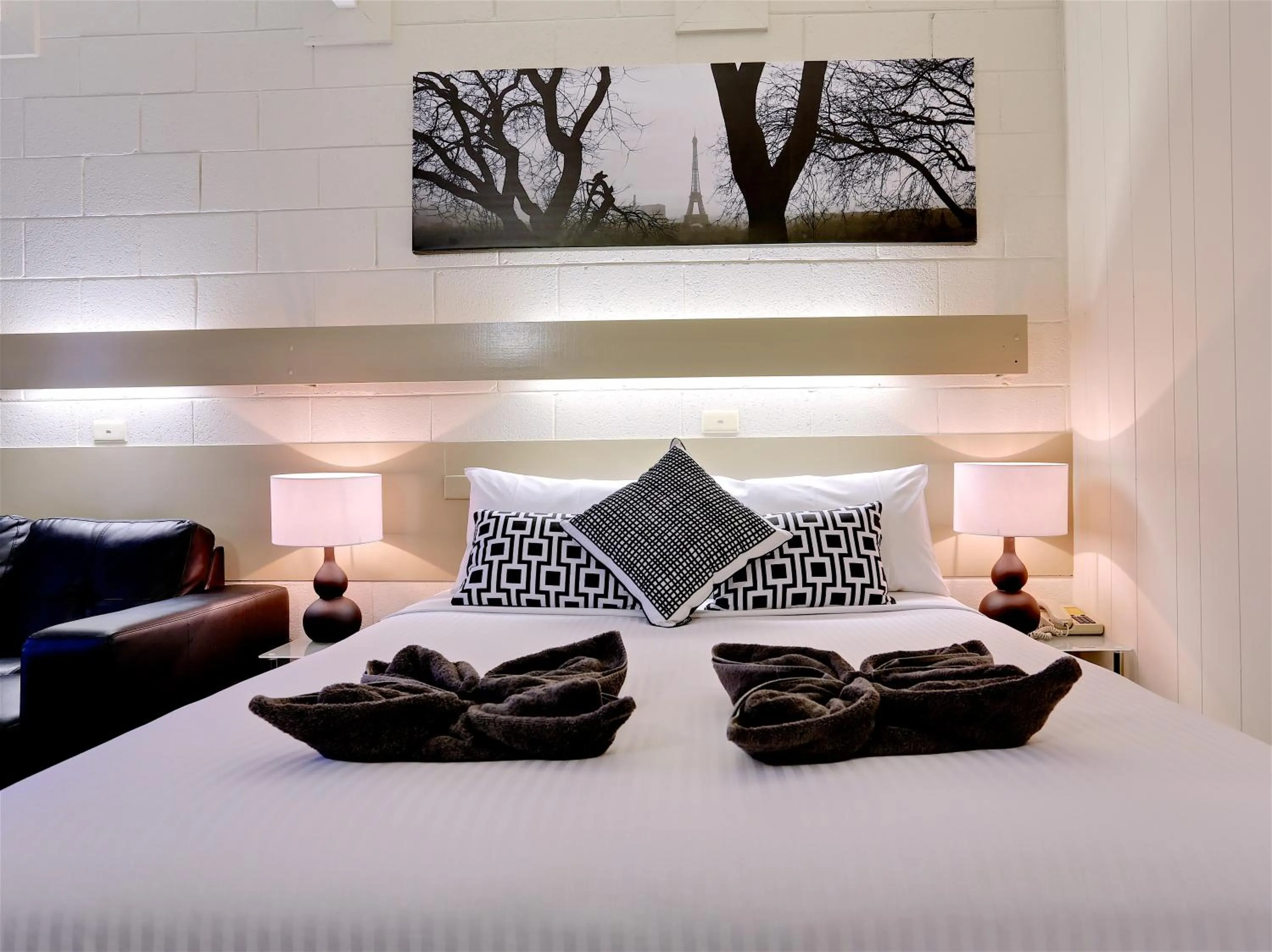 Bedroom, Bed in Castle Creek Motor Inn Euroa